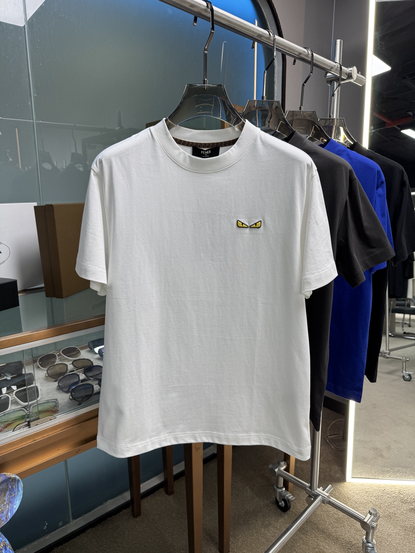 NO:140849,Little Monster, Haute Clothing Fabric, Jade Silk-like silky New products are available in the market, fashionable and classic round neck short-sleeved fashion item design, more fashionable and comfortable, high-standard customization, very stylish upper body, classic LOGO pattern on the chest brand Customer-supplied auxiliary materials, customer-supplied imported high-end fabrics with very delicate texture, exquisite details and exquisite craftsmanship, extremely shaping item, can be matched with any fashion, super good style, a must-have item for trendy men Size S-2xl, T-shirt, alexander wang19860909小怪兽 高定面料 玉蚕丝般的丝滑 春夏新品上市,时尚经典圆领短袖时尚单品设计,更加时尚舒适,高标准定制,上身非常有型,胸前品牌经典LOGO 图案 客供辅料,客供进口高档面料质感非常细腻,细节工艺精湛考究,塑造性极高的一款单品,任何时装都可以搭配,版型超级好 潮男必备单品 尺码S-2xl,,T-shirt,alexander wang,Men's clothing