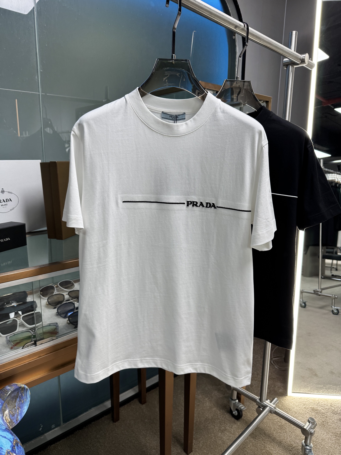 NO:140851,P home high-end fabric, silky silky, new spring and summer products are on the market, fashionable classic round neck short-sleeved fashion item design, more fashionable and comfortable, high-standard customization, very stylish upper body, classic LOGO pattern on the chest brand customer-supplied auxiliary materials, customer-supplied imported high-end fabric with very delicate texture, exquisite details and exquisite craftsmanship, extremely shaping item, can be matched with any fashion, super good style, a must-have item for trendy men Size S-2xl, T-shirt, alexander wang19860909P家 高定面料 玉蚕丝般的丝滑 春夏新品上市,时尚经典圆领短袖时尚单品设计,更加时尚舒适,高标准定制,上身非常有型,胸前品牌经典LOGO 图案 客供辅料,客供进口高档面料质感非常细腻,细节工艺精湛考究,塑造性极高的一款单品,任何时装都可以搭配,版型超级好 潮男必备单品 尺码S-2xl,,T-shirt,alexander wang,Men's clothing