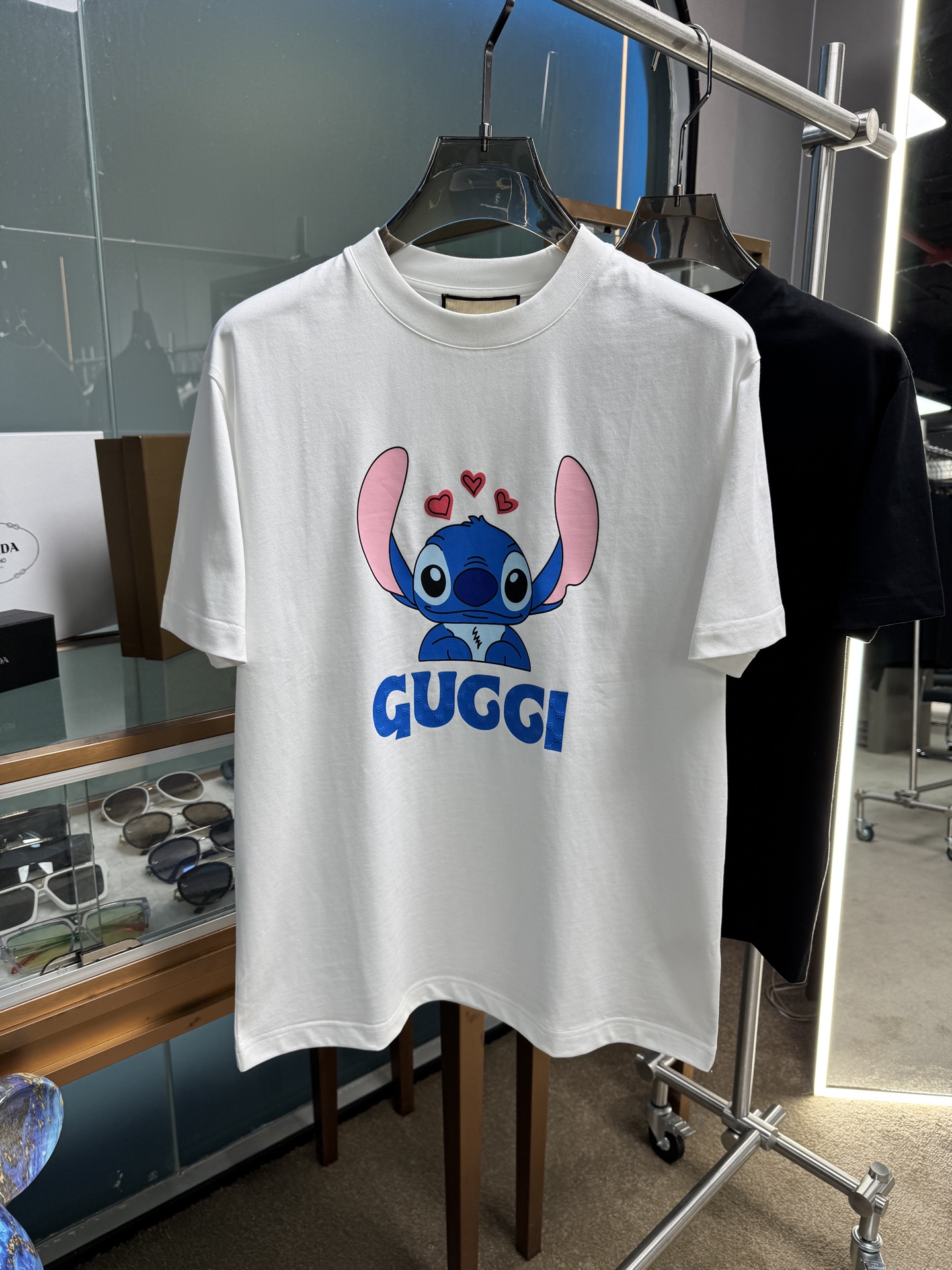 NO:140855,G Home High-end fabric, silky silky, new spring and summer products are on the market, fashionable classic round neck short-sleeved fashion item design, more fashionable and comfortable, high-standard customization, very stylish upper body, classic LOGO pattern on the chest brand Customer-supplied auxiliary materials, customer-supplied imported high-end fabric with very delicate texture, exquisite details and exquisite craftsmanship, extremely shaping item, can be matched with any fashion, super good style, a must-have item for trendy men Size S-2xl,,gucci, T-shirt,alexander wang19860909G家 高定面料 玉蚕丝般的丝滑 春夏新品上市,时尚经典圆领短袖时尚单品设计,更加时尚舒适,高标准定制,上身非常有型,胸前品牌经典LOGO 图案 客供辅料,客供进口高档面料质感非常细腻,细节工艺精湛考究,塑造性极高的一款单品,任何时装都可以搭配,版型超级好 潮男必备单品 尺码S-2xl,,gucci,T-shirt,alexander wang,Men's clothing