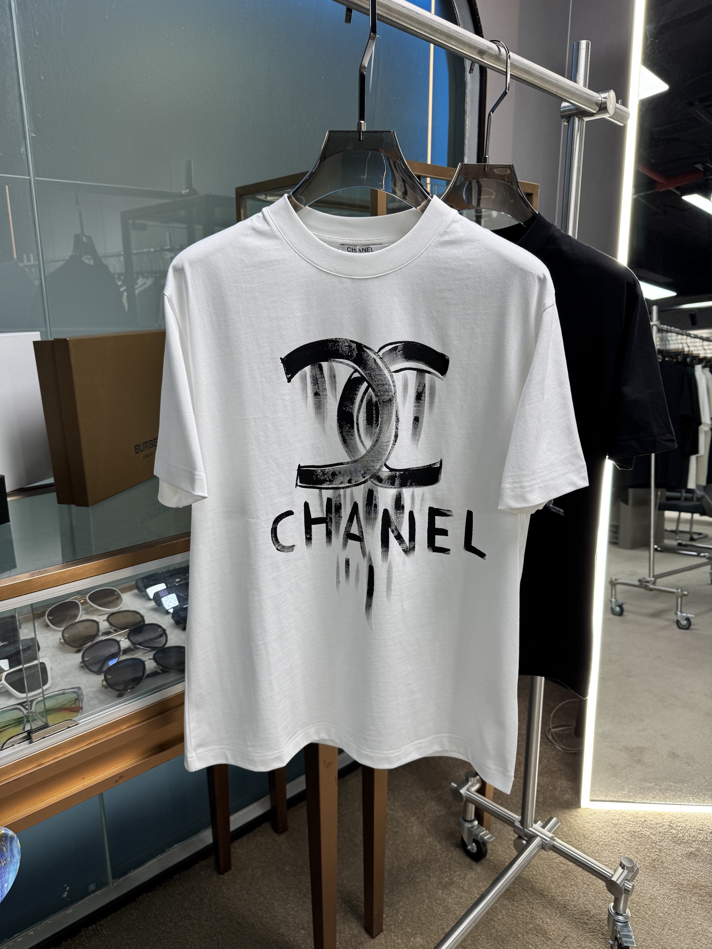 NO:140859,Chanel high-end fabric, silky silky, new spring and summer products are on the market, fashionable classic round neck short-sleeved fashion item design, more fashionable and comfortable, high-standard customization, very stylish upper body, classic LOGO pattern on the chest brand customer-supplied auxiliary materials, customer-supplied imported high-end fabric with very delicate texture, exquisite details and exquisite craftsmanship, extremely shaping item, can be matched with any fashion, super good style, a must-have item for trendy men Size S-2xl, chanel, T-shirt, alexander wang19860909香奈儿 高定面料 玉蚕丝般的丝滑 春夏新品上市,时尚经典圆领短袖时尚单品设计,更加时尚舒适,高标准定制,上身非常有型,胸前品牌经典LOGO 图案 客供辅料,客供进口高档面料质感非常细腻,细节工艺精湛考究,塑造性极高的一款单品,任何时装都可以搭配,版型超级好 潮男必备单品 尺码S-2xl,,chanel,T-shirt,alexander wang,Men's clothing
