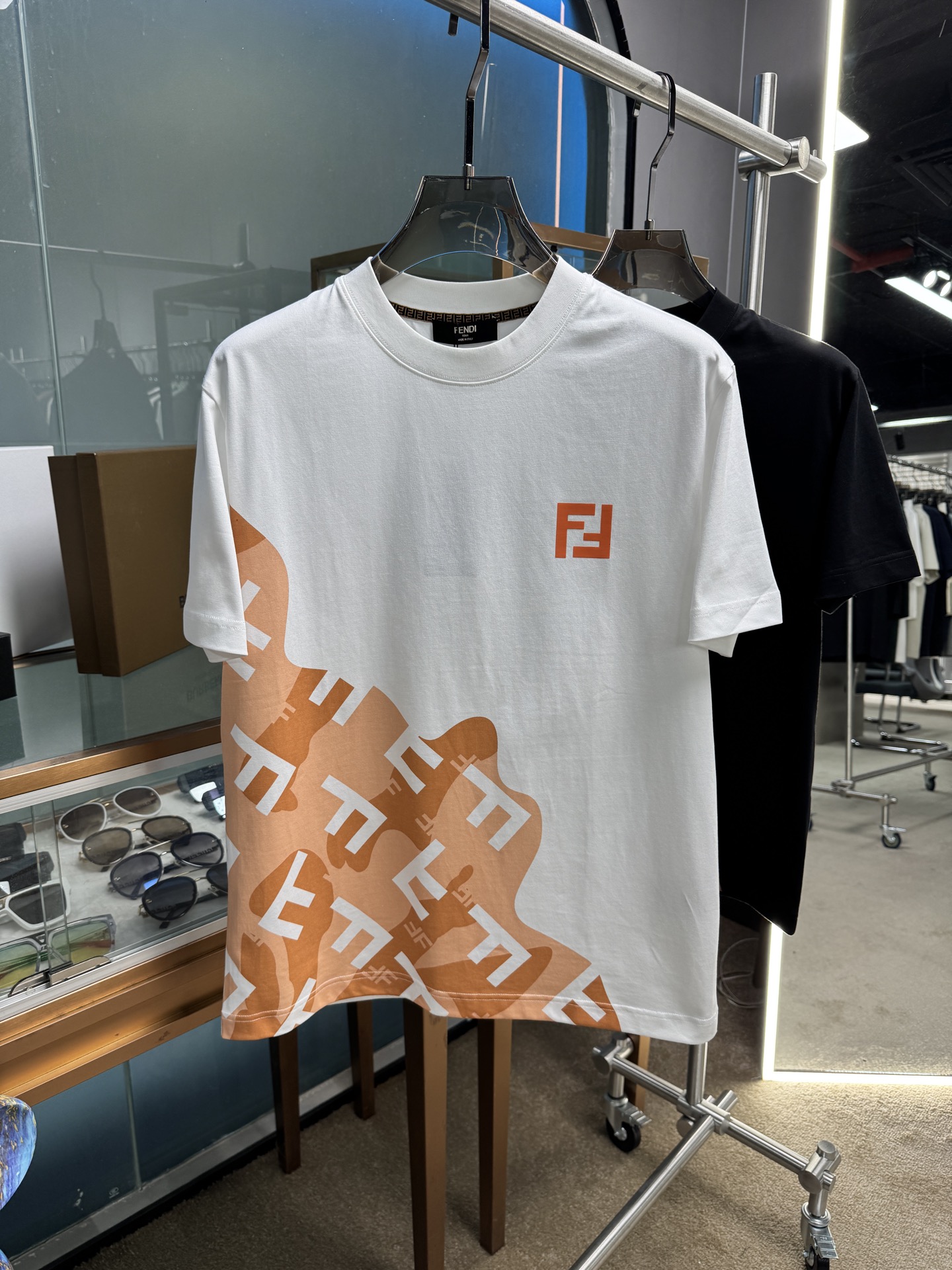 NO:140861,FD high-end fabric, silky silky, new spring and summer products are on the market, fashionable classic round neck short-sleeved fashion item design, more fashionable and comfortable, high-standard customization, very stylish upper body, classic LOGO pattern on the chest brand customer-supplied auxiliary materials, customer-supplied imported high-end fabric with very delicate texture, exquisite details and exquisite craftsmanship, extremely shaping item, can be matched with any fashion, super good style, a must-have item for trendy men Size S-2xl,, T-shirt, alexander wang19860909FD 高定面料 玉蚕丝般的丝滑 春夏新品上市,时尚经典圆领短袖时尚单品设计,更加时尚舒适,高标准定制,上身非常有型,胸前品牌经典LOGO 图案 客供辅料,客供进口高档面料质感非常细腻,细节工艺精湛考究,塑造性极高的一款单品,任何时装都可以搭配,版型超级好 潮男必备单品 尺码S-2xl,,T-shirt,alexander wang,Men's clothing