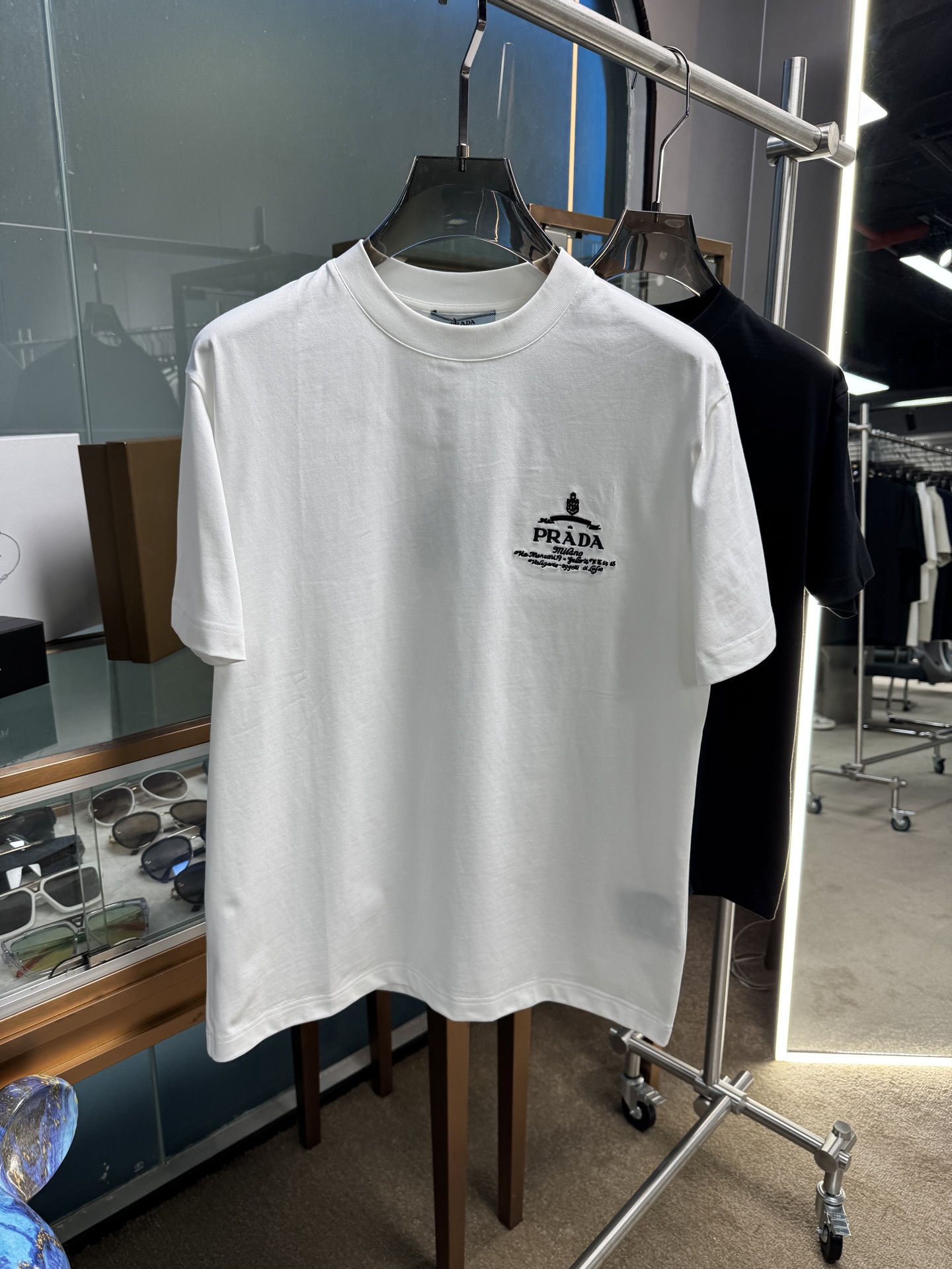 NO:140865,P home high-end fabric, silky silky, new spring and summer products are on the market, fashionable classic round neck short-sleeved fashion item design, more fashionable and comfortable, high-standard customization, very stylish upper body, classic LOGO pattern on the chest brand customer-supplied auxiliary materials, customer-supplied imported high-end fabric with very delicate texture, exquisite details and exquisite craftsmanship, extremely shaping item, can be matched with any fashion, super good style, a must-have item for trendy men Size S-2xl, T-shirt, alexander wang19860909P家 高定面料 玉蚕丝般的丝滑 春夏新品上市,时尚经典圆领短袖时尚单品设计,更加时尚舒适,高标准定制,上身非常有型,胸前品牌经典LOGO 图案 客供辅料,客供进口高档面料质感非常细腻,细节工艺精湛考究,塑造性极高的一款单品,任何时装都可以搭配,版型超级好 潮男必备单品 尺码S-2xl,,T-shirt,alexander wang,Men's clothing