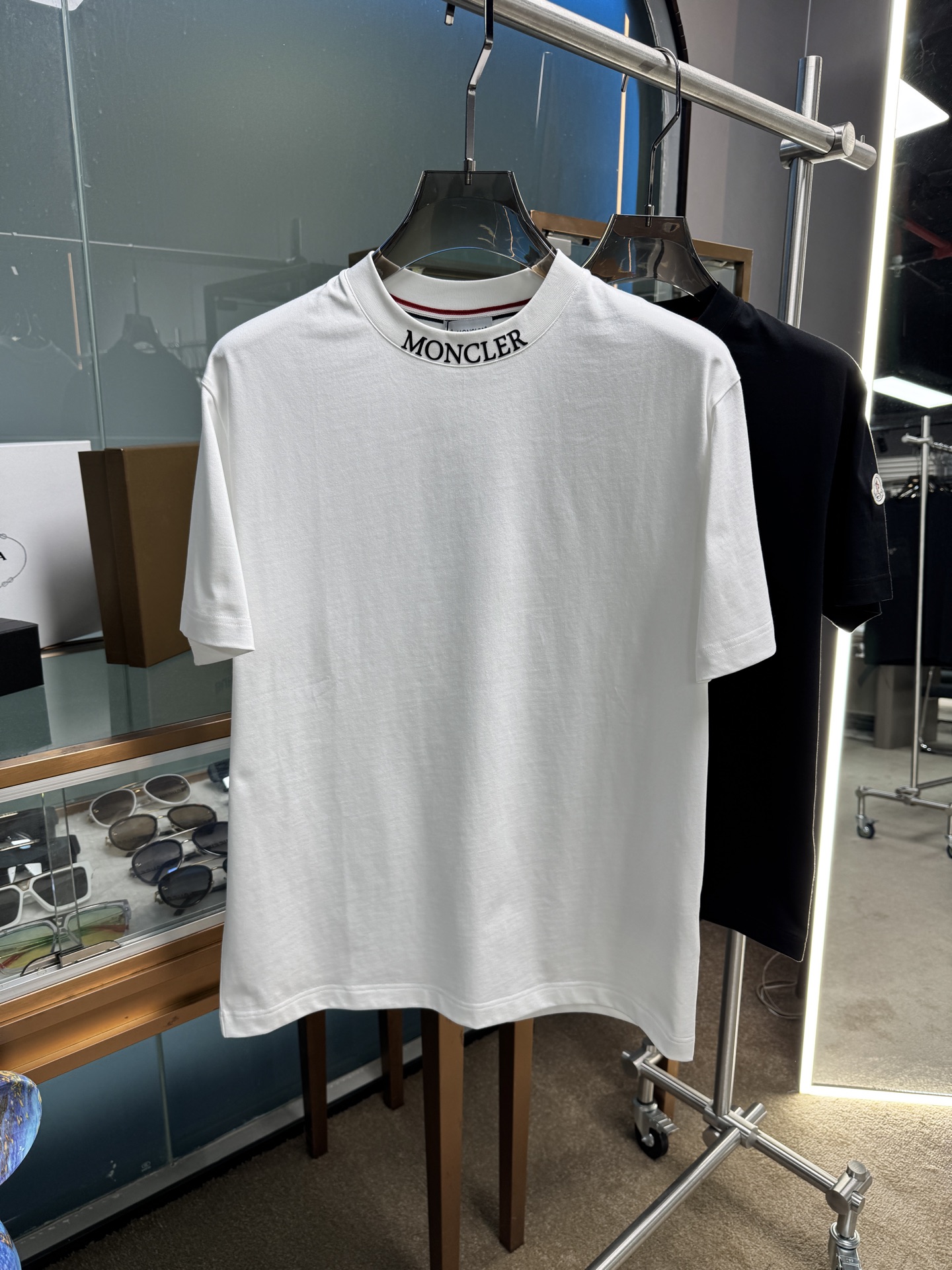 NO:141297,M Home High-end fabric, silky silky, new products in spring and summer 2025 are on the market, fashionable classic round neck short-sleeved fashion item design, more fashionable and comfortable, high-standard customization, very stylish upper body, classic LOGO pattern on the chest brand customer-supplied auxiliary materials, customer-supplied imported high-end fabric with very delicate texture, exquisite details and exquisite craftsmanship, extremely shaping item, can be matched with any fashion, super good style, a must-have item for trendy men Size S-2xl015,, T-shirt, alexander wang19860909M家 高定面料 玉蚕丝般的丝滑 2025春夏新品上市,时尚经典圆领短袖时尚单品设计,更加时尚舒适,高标准定制,上身非常有型,胸前品牌经典LOGO 图案 客供辅料,客供进口高档面料质感非常细腻,细节工艺精湛考究,塑造性极高的一款单品,任何时装都可以搭配,版型超级好 潮男必备单品 尺码S-2xl015,,T-shirt,alexander wang,Men's clothing