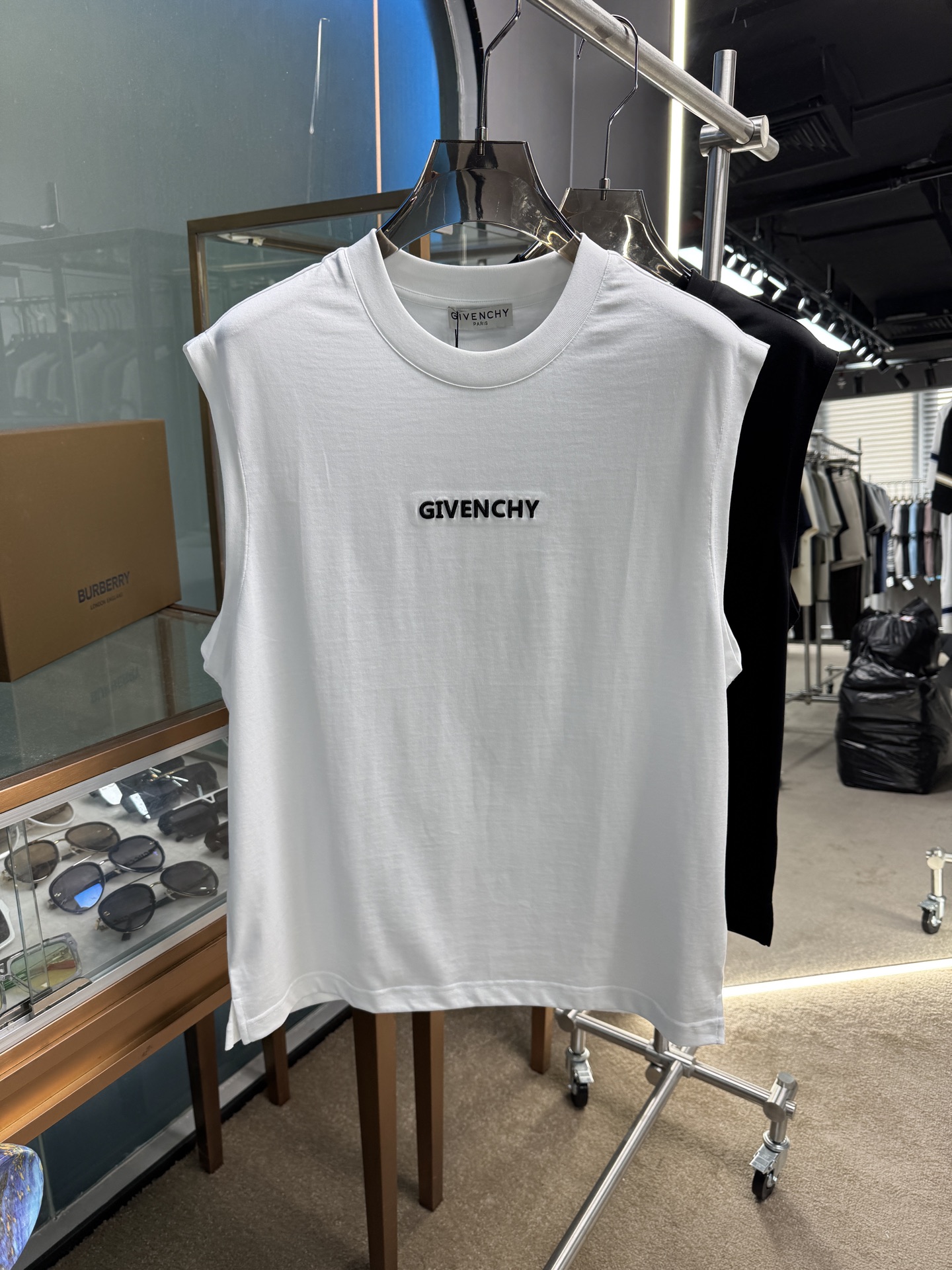 NO:149686,GIVENCHY men's fashion round neck vest, trading company's foreign products, high-end limited edition, new spring and summer products in 25 years, and popular star products!  Customers supply top-quality fabrics imported from Egypt, select high-quality cotton raw materials in the Nile area. After a century-old workshop, it is made by weaving and dyeing, and transforming the fabric into a very comfortable and textured characteristic. In addition, it has a lot of cotton feel and excellent breathability!  The upper body effect is excellent, very eye-catching, and the return rate is undoubtedly. The excellent item in the closet that improves vision is very handsome whether it is worn inside or alone!  Size M-XXXL Color black/white, given,alexander wang19860909GIVENCHY 男士时装款圆领背心,贸易公司洋行货,高级限定款,25年春夏新品,明星级人气单品！ 客供埃及进口顶级面料,甄选尼罗河区域光照极好的上等棉花原料,经过百年工坊重磅定织定染而成,将面料蜕变成非常舒适且质感十足的特质,此外棉感十足,透气性优越！ 上身效果非常出色,非常招眼吸睛,回头率毋庸置疑,衣橱里改良视觉的绝佳单品,无论内搭还是单穿都爆帅十足！ 尺码M-XXXL 颜色黑色/白色,,givenchy,alexander wang,Men's clothing