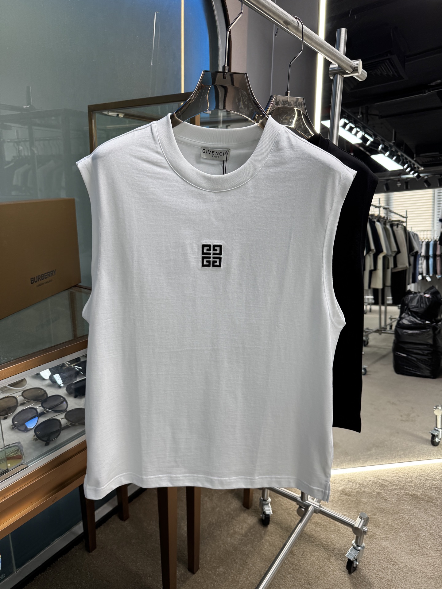 NO:149702,GIVENCHY men's fashion round neck vest, trading company's foreign products, high-end limited edition, new spring and summer products in 25 years, and popular star products!  Customers supply top-quality fabrics imported from Egypt, select high-quality cotton raw materials in the Nile area. After a century-old workshop, it is made by weaving and dyeing, and transforming the fabric into a very comfortable and textured characteristic. In addition, it has a lot of cotton feel and excellent breathability!  The upper body effect is excellent, very eye-catching, and the return rate is undoubtedly. The excellent item in the closet that improves vision is very handsome whether it is worn inside or alone!  Size M-XXXL Color black/white, given,alexander wang19860909GIVENCHY 男士时装款圆领背心,贸易公司洋行货,高级限定款,25年春夏新品,明星级人气单品！ 客供埃及进口顶级面料,甄选尼罗河区域光照极好的上等棉花原料,经过百年工坊重磅定织定染而成,将面料蜕变成非常舒适且质感十足的特质,此外棉感十足,透气性优越！ 上身效果非常出色,非常招眼吸睛,回头率毋庸置疑,衣橱里改良视觉的绝佳单品,无论内搭还是单穿都爆帅十足！ 尺码M-XXXL 颜色黑色/白色,,givenchy,alexander wang,Men's clothing