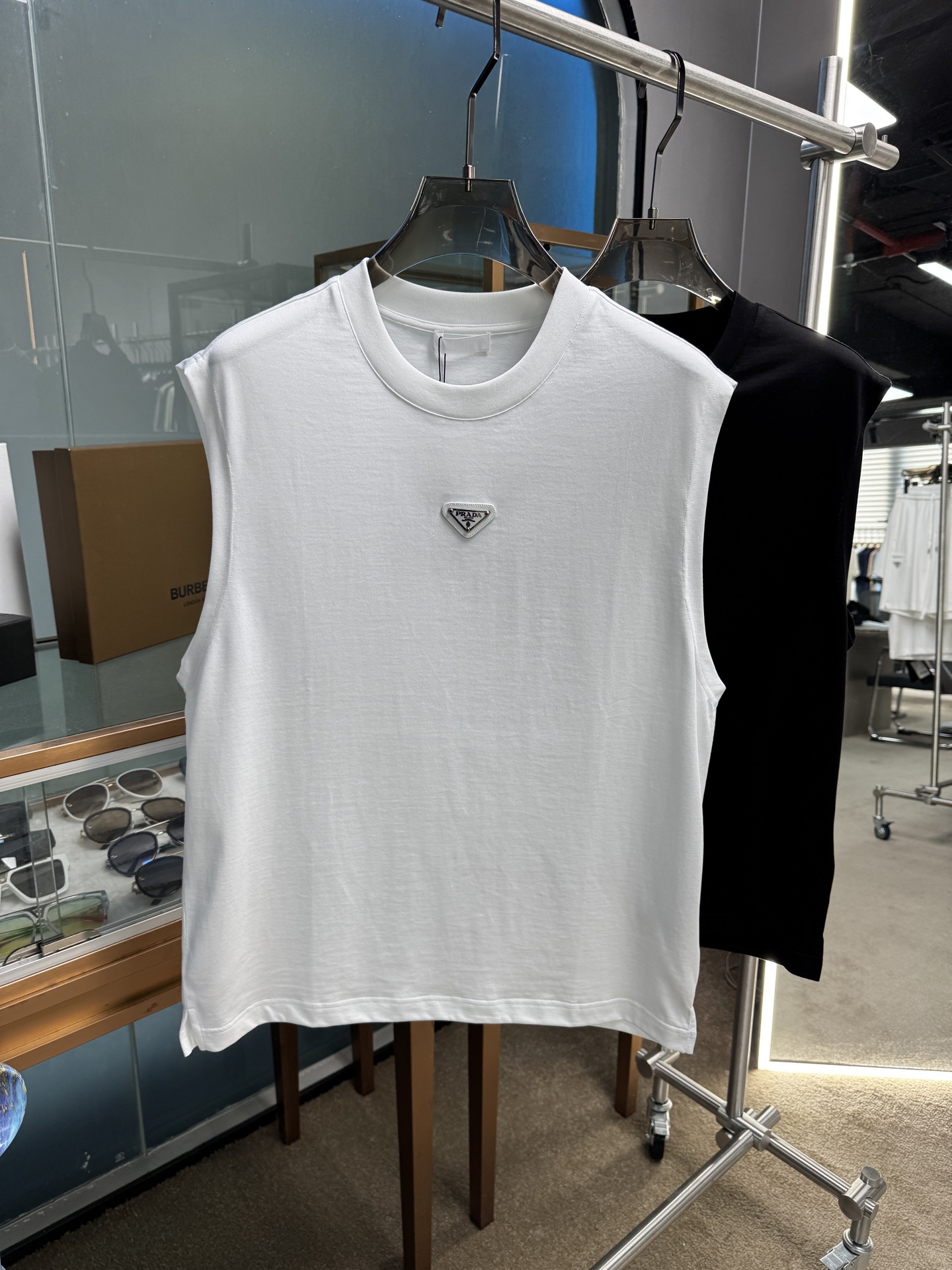 NO:149709,P home men's fashion round neck vest, trading company foreign products, high-end limited edition, new spring and summer products in 25 years, and popular single products at celebrity level!  Customers supply top-quality fabrics imported from Egypt, select high-quality cotton raw materials in the Nile area. After a century-old workshop, it is made by weaving and dyeing, and transforming the fabric into a very comfortable and textured characteristic. In addition, it has a lot of cotton feel and excellent breathability!  The upper body effect is excellent, very eye-catching, and the return rate is undoubtedly. The excellent item in the closet that improves vision is very handsome whether it is worn inside or alone!  Size M-XXXL Color Black/White, Alexander wang19860909P家 男士时装款圆领背心,贸易公司洋行货,高级限定款,25年春夏新品,明星级人气单品！ 客供埃及进口顶级面料,甄选尼罗河区域光照极好的上等棉花原料,经过百年工坊重磅定织定染而成,将面料蜕变成非常舒适且质感十足的特质,此外棉感十足,透气性优越！ 上身效果非常出色,非常招眼吸睛,回头率毋庸置疑,衣橱里改良视觉的绝佳单品,无论内搭还是单穿都爆帅十足！ 尺码M-XXXL 颜色黑色/白色,,alexander wang,Men's clothing