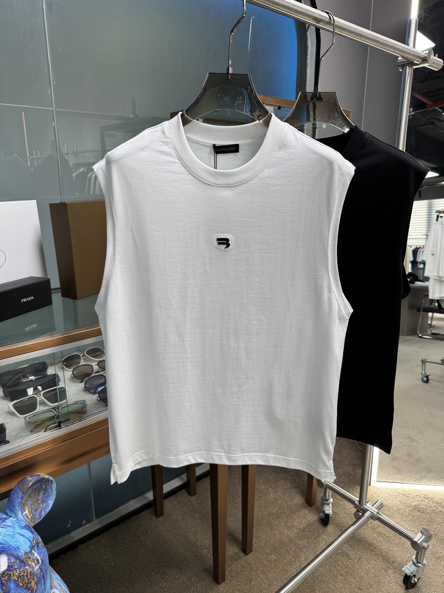 NO:149716,BALENCIAGA men's fashion round neck vest, trading company's foreign products, high-end limited edition, new spring and summer products in 25 years, and popular single products at celebrity level!  Customers supply top-quality fabrics imported from Egypt, select high-quality cotton raw materials in the Nile area. After a century-old workshop, it is made by weaving and dyeing, and transforming the fabric into a very comfortable and textured characteristic. In addition, it has a lot of cotton feel and excellent breathability!  The upper body effect is excellent, very eye-catching, and the return rate is undoubtedly. The excellent item in the closet that improves vision is very handsome whether it is worn inside or alone!  Size M-XXXL Color Black/White, Balenciaga,alexander wang19860909BALENCIAGA 男士时装款圆领背心,贸易公司洋行货,高级限定款,25年春夏新品,明星级人气单品！ 客供埃及进口顶级面料,甄选尼罗河区域光照极好的上等棉花原料,经过百年工坊重磅定织定染而成,将面料蜕变成非常舒适且质感十足的特质,此外棉感十足,透气性优越！ 上身效果非常出色,非常招眼吸睛,回头率毋庸置疑,衣橱里改良视觉的绝佳单品,无论内搭还是单穿都爆帅十足！ 尺码M-XXXL 颜色黑色/白色,,balenciaga,alexander wang,Men's clothing