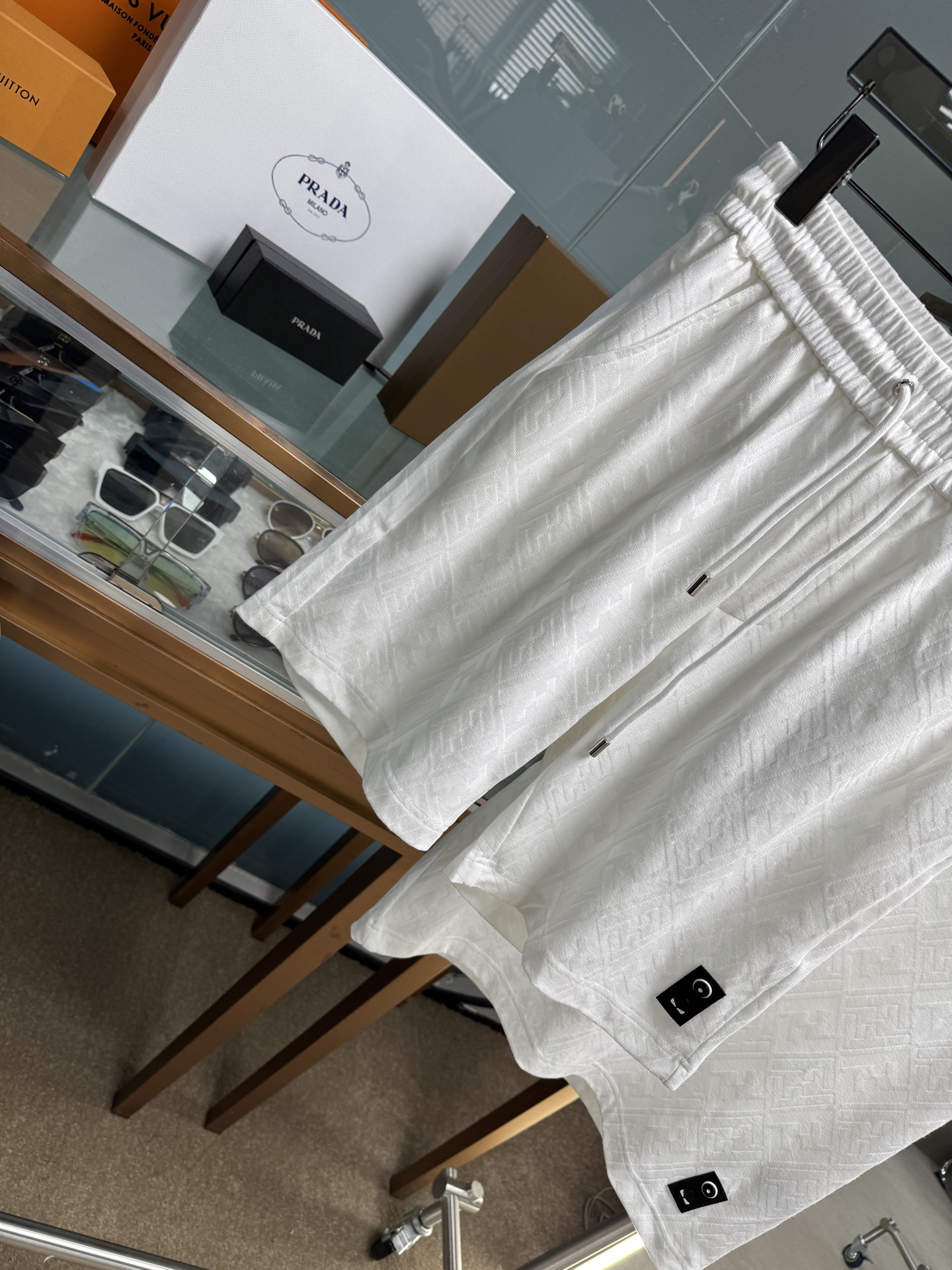 “Fendi SS21 Cotton Suit Collection: Top Hardware, Fabric, and Floral Design in Black and White for Men and Women” - 图片 3
