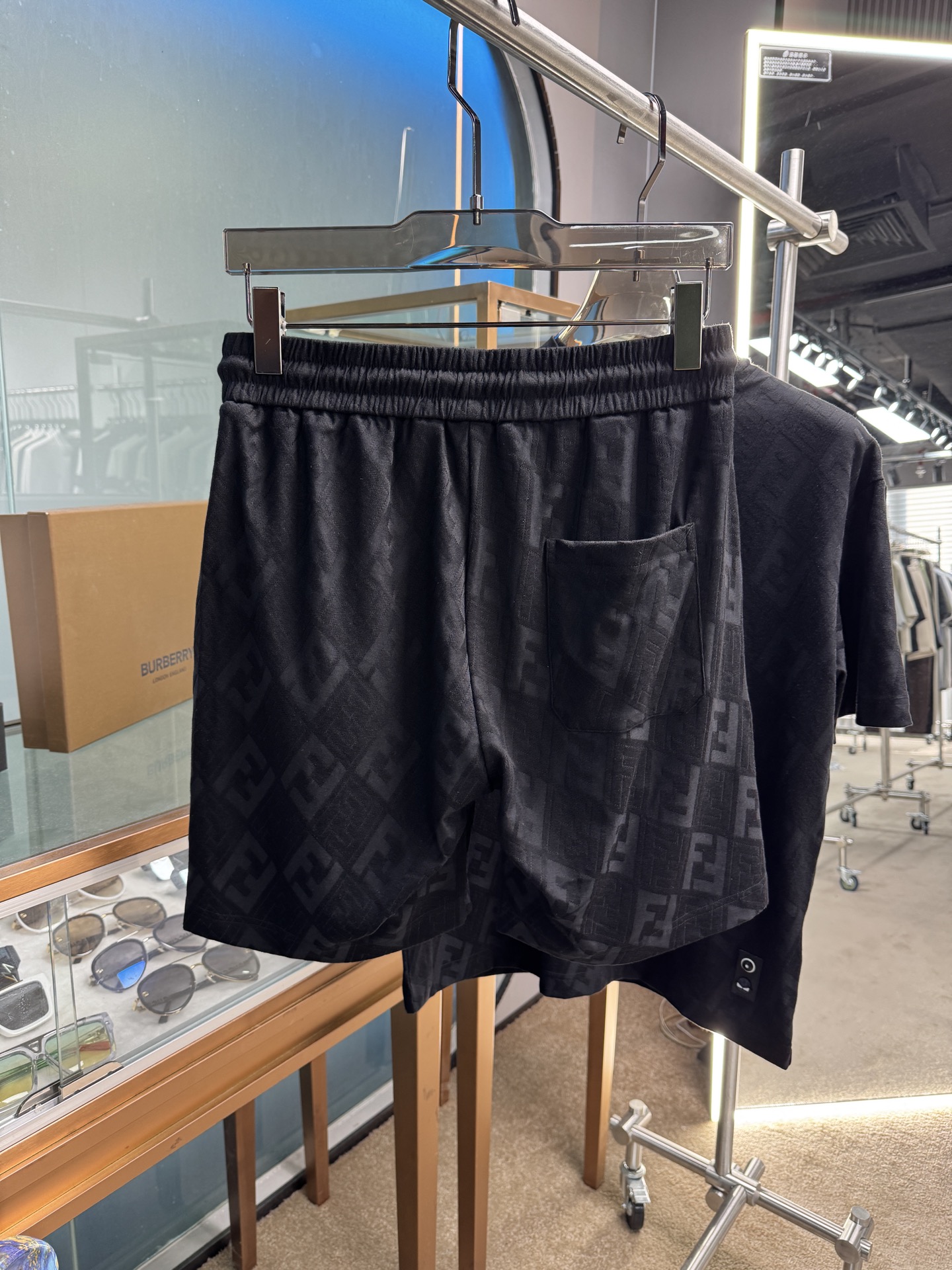 Title: Fendi SS21 Cotton Suit Set Unopened – Men & Women Sizes 48-56 Summary: New Fendi spring/summer cotton suit set with top hardware and fabric in black/ - 图片 7