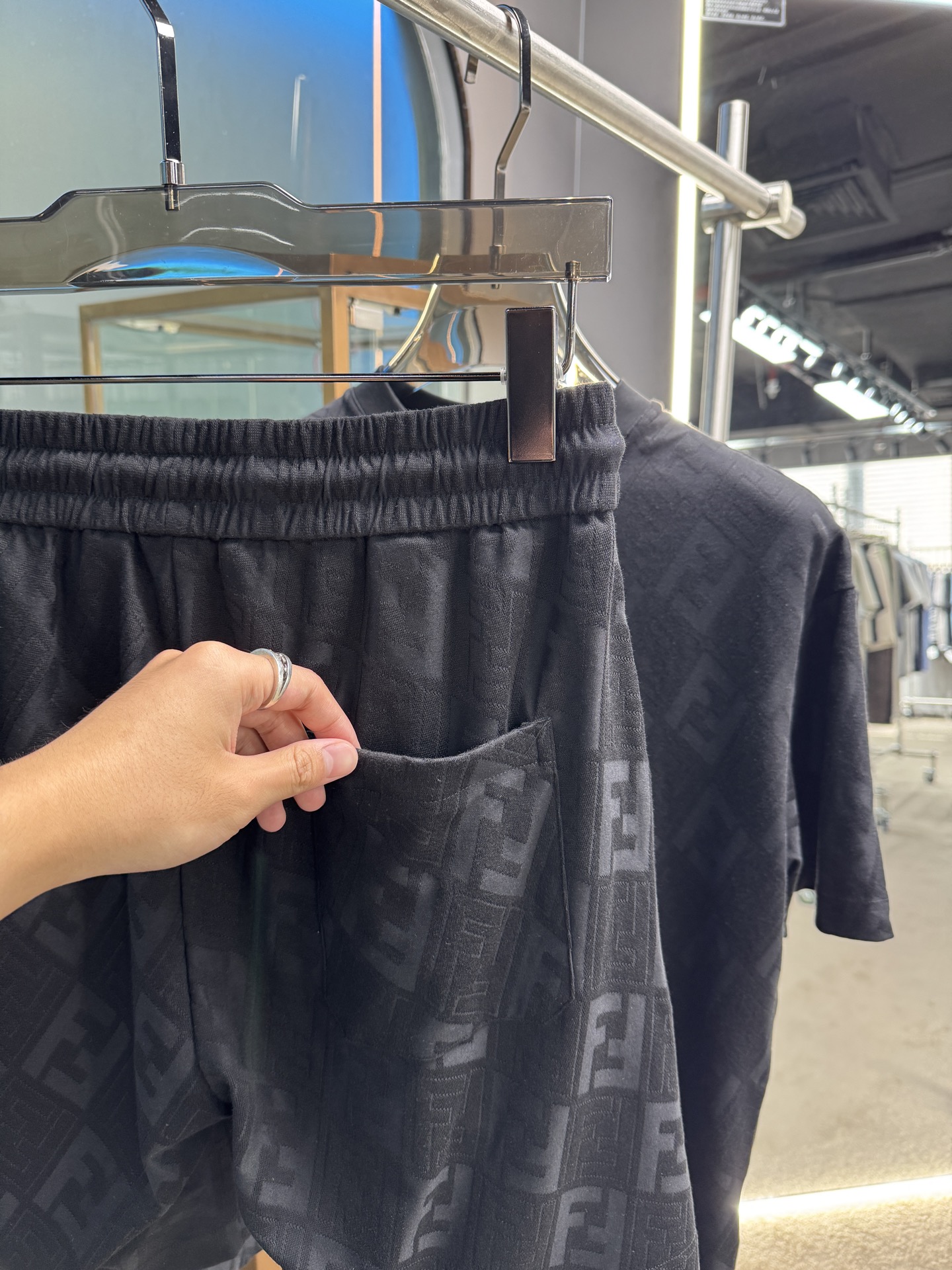 Title: Fendi SS21 Cotton Suit Set Unopened – Men & Women Sizes 48-56 Summary: New Fendi spring/summer cotton suit set with top hardware and fabric in black/ - 图片 9