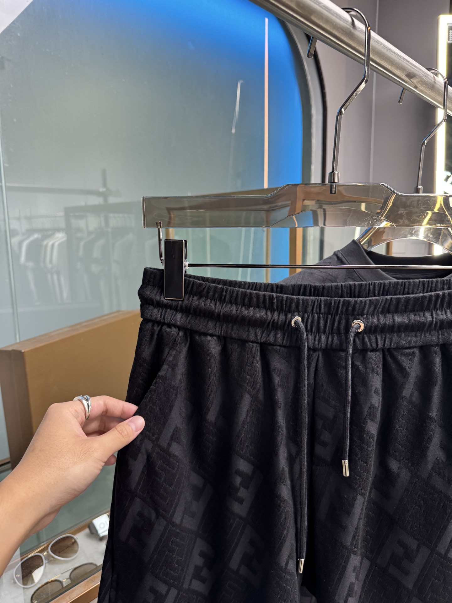 Title: Fendi SS21 Cotton Suit Set Unopened – Men & Women Sizes 48-56 Summary: New Fendi spring/summer cotton suit set with top hardware and fabric in black/ - 图片 4