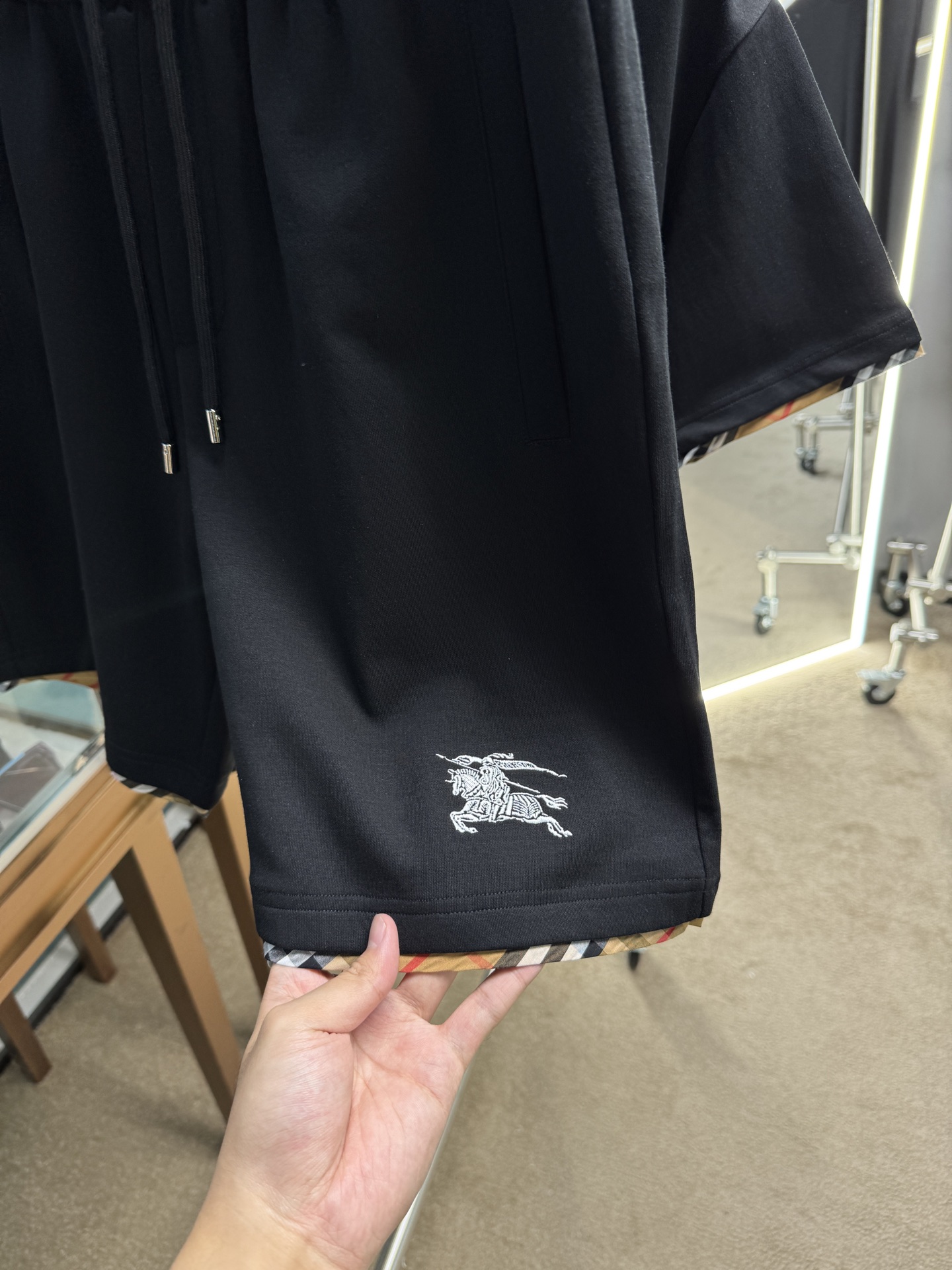/套  巴宝莉 2026春夏最新款，男女同款，经典设计短袖T恤短裤套装，定制纯棉面料，手感柔软，穿着舒适
