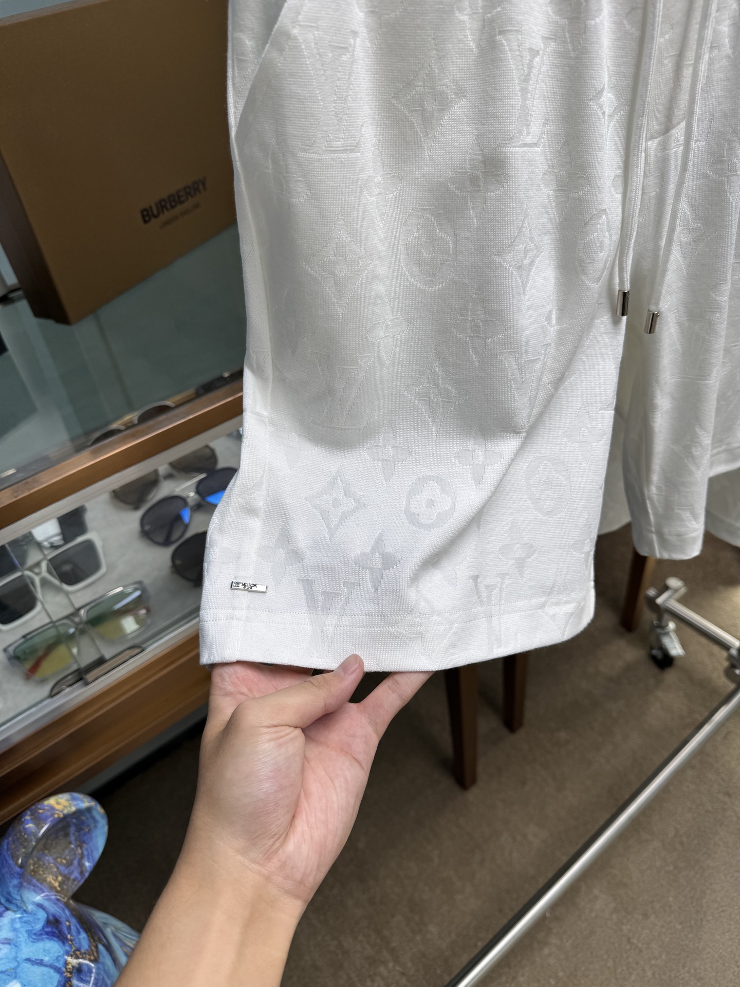 “Spring & Summer Cotton Suit Set with Flowering Logo in Black & White for Men & Women” - 图片 6