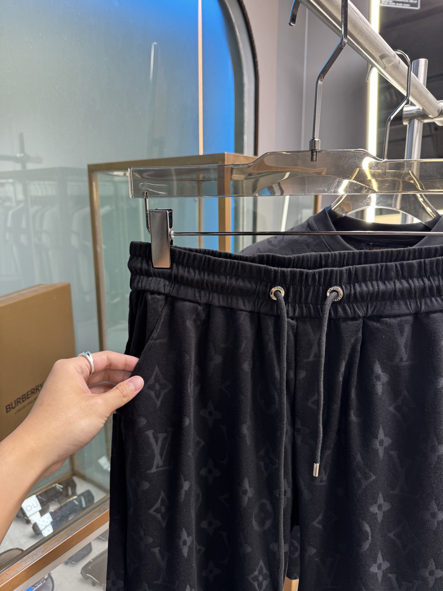 Title: Spring and Summer Cotton Suit Set with Custom Logo and Hardware, Unisex, Various Sizes and Colors Summary: New cotton suit set with logo, top hardware, and fabric in black and white - 图片 4