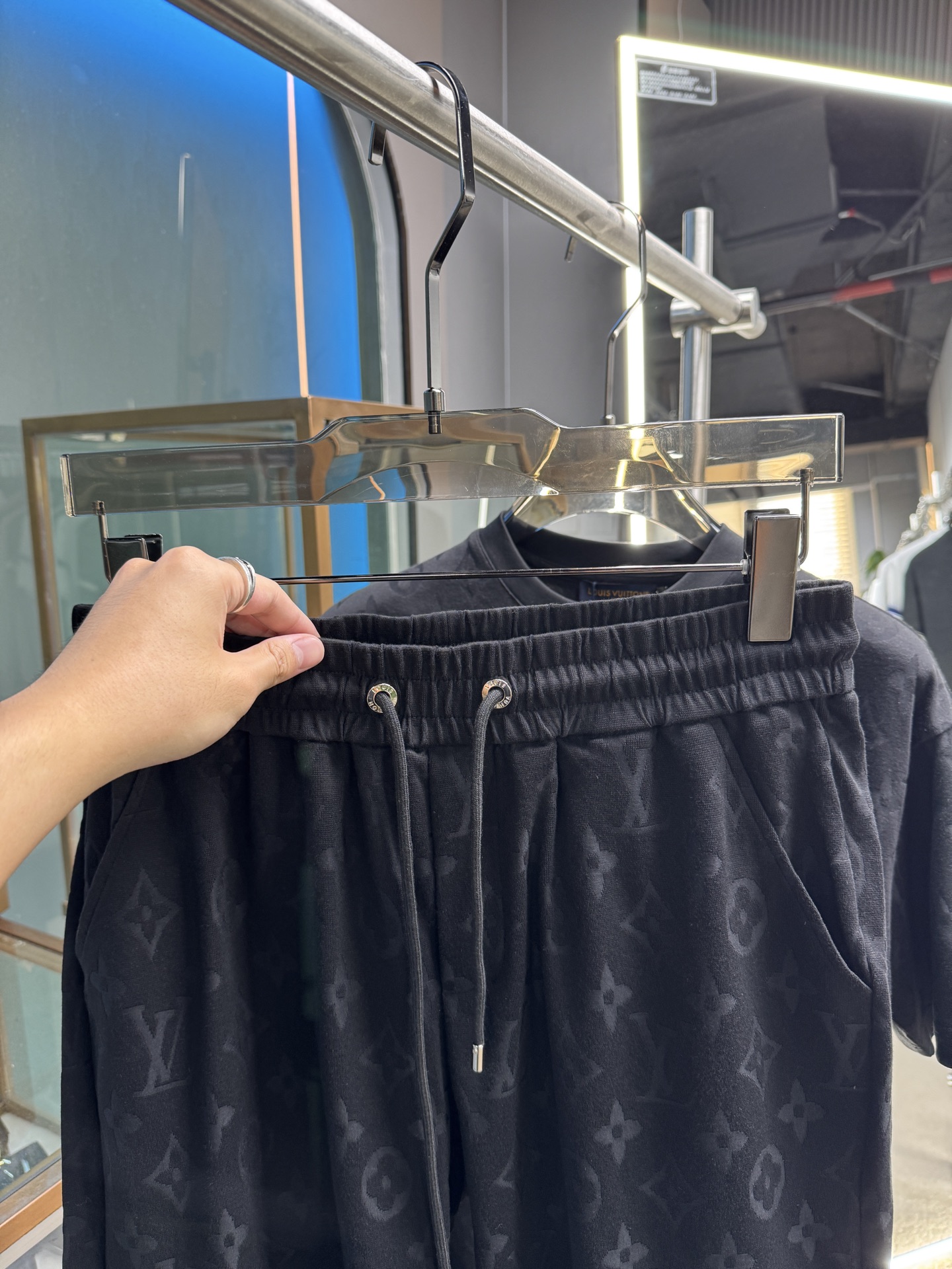 Title: Spring and Summer Cotton Suit Set with Custom Logo and Hardware, Unisex, Various Sizes and Colors Summary: New cotton suit set with logo, top hardware, and fabric in black and white - 图片 5