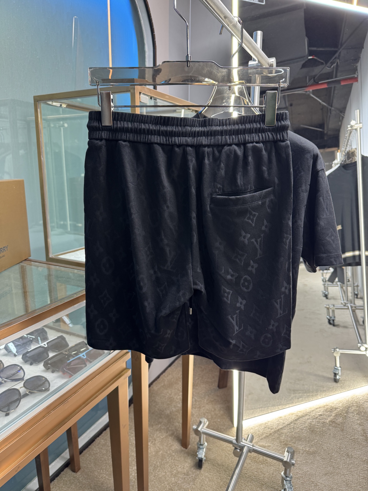 Title: Spring and Summer Cotton Suit Set with Custom Logo and Hardware, Unisex, Various Sizes and Colors Summary: New cotton suit set with logo, top hardware, and fabric in black and white - 图片 7