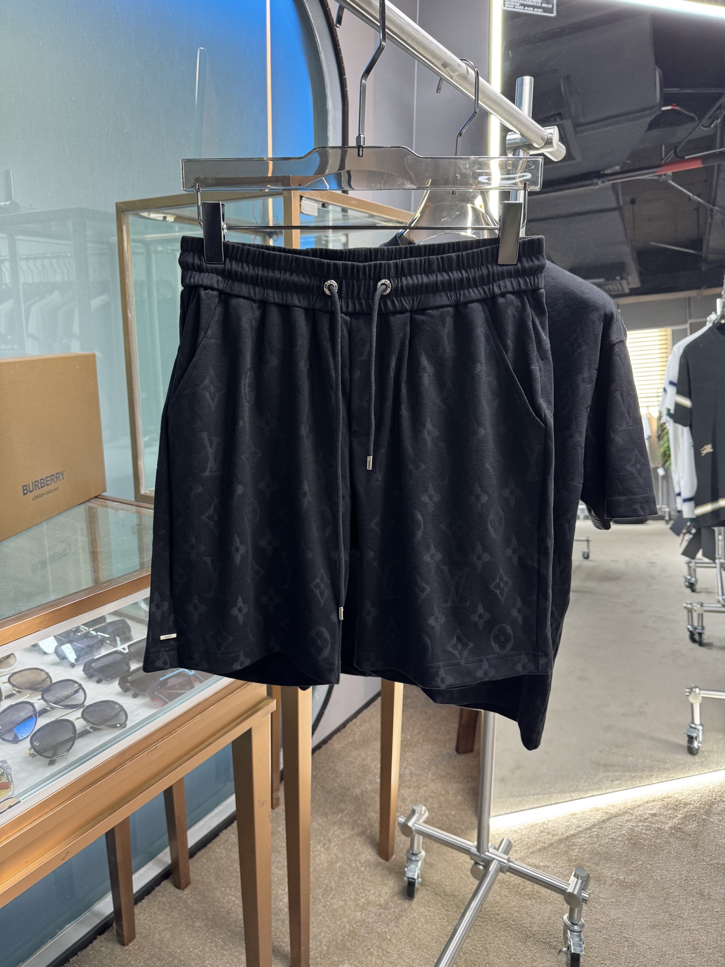Title: Spring and Summer Cotton Suit Set with Custom Logo and Hardware, Unisex, Various Sizes and Colors Summary: New cotton suit set with logo, top hardware, and fabric in black and white - 图片 1