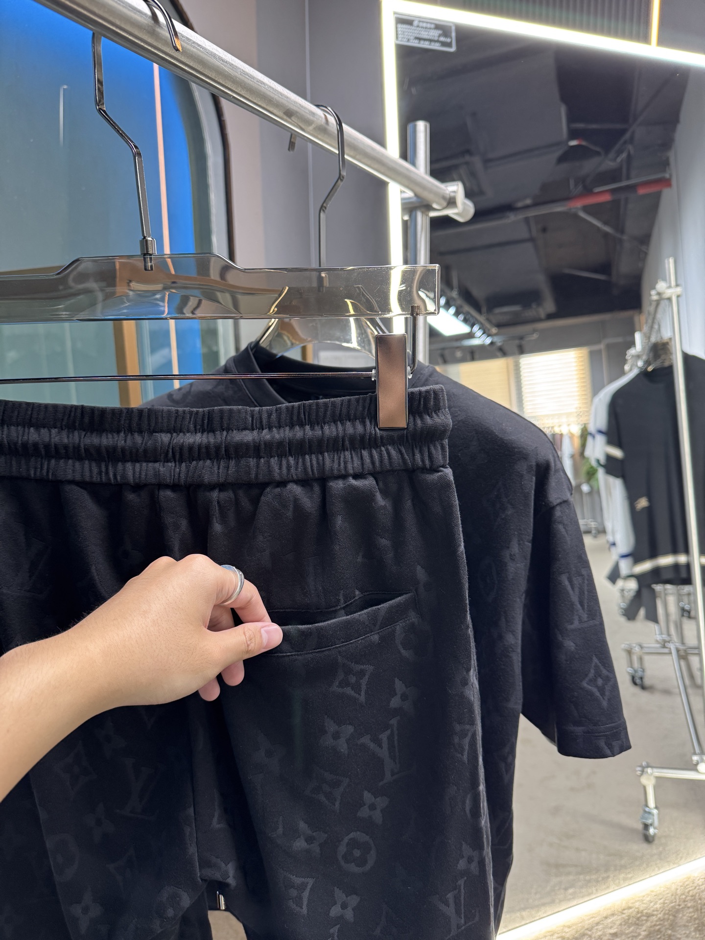 Title: Spring and Summer Cotton Suit Set with Custom Logo and Hardware, Unisex, Various Sizes and Colors Summary: New cotton suit set with logo, top hardware, and fabric in black and white - 图片 9