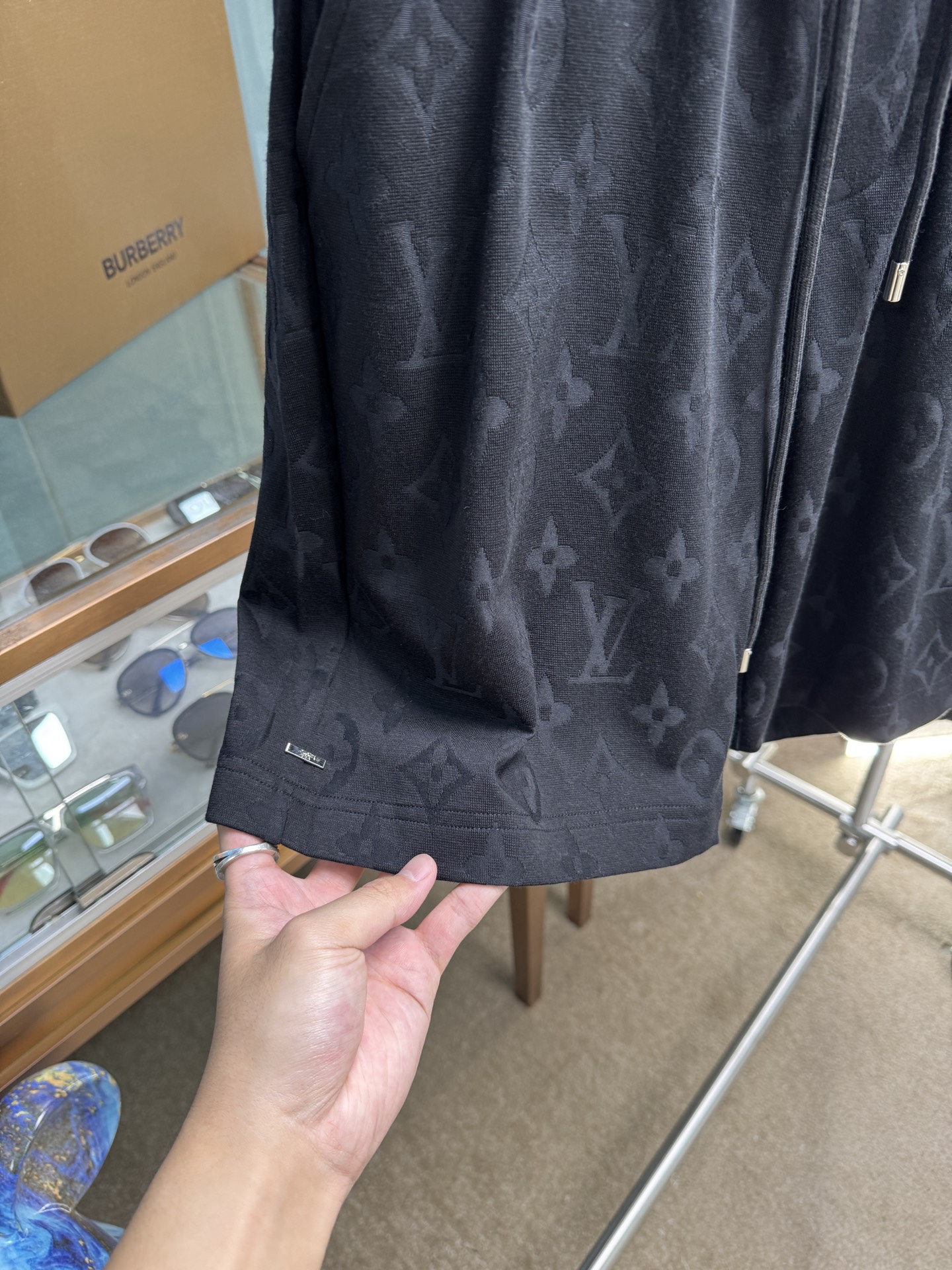 Title: Spring and Summer Cotton Suit Set with Custom Logo and Hardware, Unisex, Various Sizes and Colors Summary: New cotton suit set with logo, top hardware, and fabric in black and white - 图片 6