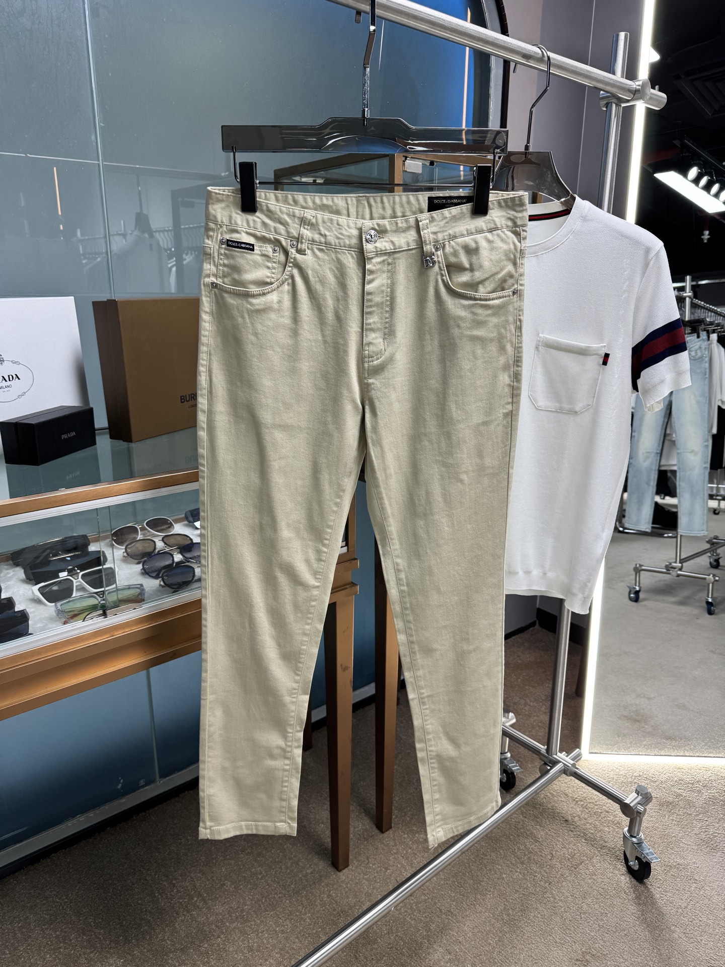 NO:149681,& Dolce & Gabbana 5/heavy black khaki color modal cotton jeans luxury leather brand   original hardware new thin model must be repurchased 100% every season SMLI micro-simple style super elastic, strong breathable, high-end light luxury style, simple and slim fit and cut design for men's commuting versatile jeans, super stylish, simple and comfortable!  The touch is gentle, the touch is delicate, and the thickness is also designed in spring and summer thin styles. It is super soft and breathable, just suitable for this season. It is very high-end and has a rich design sense. The upper body effect is very good!  29-38 There are 35 without 37 yards, Dolce & Gabbana, jeans, alexander wang19860909& 杜嘉班纳5/重磅黑色 卡其色 色系莫代尔棉牛仔裤 奢感皮牌 原版五金新品薄款每季必爆回购百分之百SMLI微直简版型弹力超好的,透气感强 高端轻奢范 直简微修身裁剪 设计男士通勤百搭牛仔裤 超有型简洁舒适！手感温和、触感细腻,厚度也为春夏薄款设计,超柔和透气,正适合这个时节,非常高档,及其富有设计感,上身效果非常棒！29-38有35无37码,,Dolce&Gabbana,jeans,alexander wang,Men's clothing