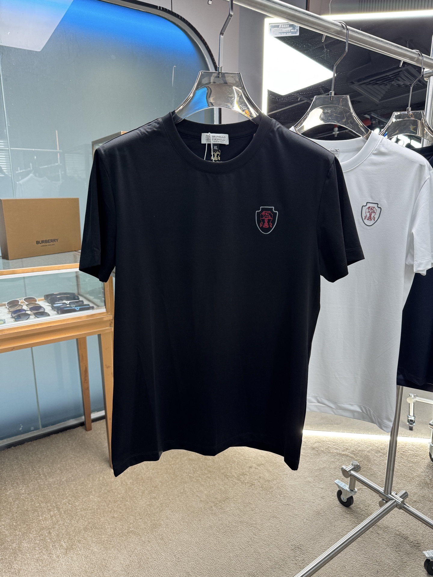 NO:459700,Recommended by BC old money upstarts, classic every year, a good match for business and casual business. Logo letter printed round neck long-sleeved T-shirt Logo printed design, the upper body is refreshing and clean and textured. Combined tailoring The fabric is made of mercerized cotton. The surface has a warm luster. The upper body is comfortable. Skin-friendly. Breathable. It also has a very crisp shape. Hardware accessories. Full-quality order. Color. Black. White. Blue. Number of codes. M-3XL.,tees. T-shirt. Alexander wang.19860909BC老钱新贵们推荐 年年经典 商务休闲都能很好搭配的一款 标志字母印花款圆领长袖T恤衫 标志印花设计,上身清爽干净而显质感 合体的剪裁 面料采用丝光棉的材质 表面有着温润的光泽感 上身 舒适 亲肤 透气 又有很好的挺括型 五金辅料 全品相订单 颜色 黑色 白色 蓝色 码数M-3XL,,tees，t-shirt,alexander wang,Men's clothing