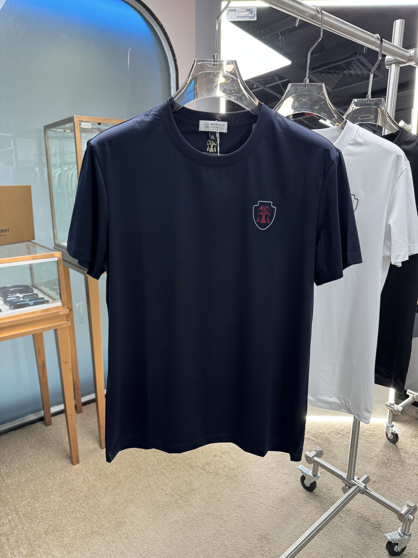 NO:459707,Recommended by BC old money upstarts, classic every year, a good match for business and casual business. Logo letter printing round neck long-sleeved T-shirt Logo printing design, the upper body is refreshing and clean and textured. Combined tailoring The fabric is made of mercerized cotton. The surface has a warm luster. The upper body is comfortable. Skin-friendly. Breathable. It also has a very crisp shape. Hardware accessories. Full-quality order. Color. Black. White. Blue. Number of codes. M-3XL.,tees. T-shirt. Alexander wang.19860909BC老钱新贵们推荐 年年经典 商务休闲都能很好搭配的一款 标志字母印花款圆领长袖T恤衫 标志印花设计,上身清爽干净而显质感 合体的剪裁 面料采用丝光棉的材质 表面有着温润的光泽感 上身 舒适 亲肤 透气 又有很好的挺括型 五金辅料 全品相订单 颜色 黑色 白色 蓝色 码数M-3XL,,tees，t-shirt,alexander wang,Men's clothing