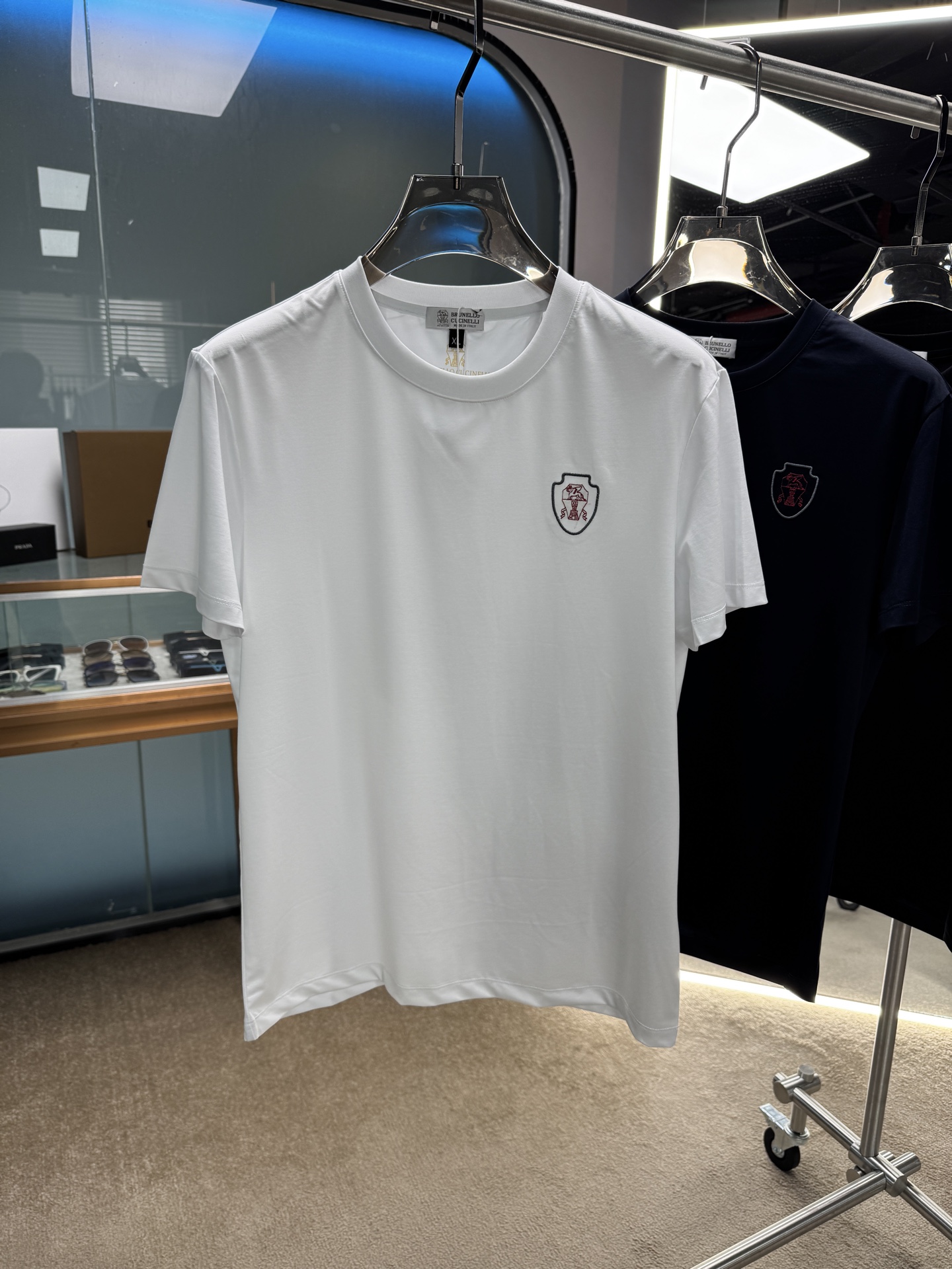 NO:459712,Recommended by BC old money upstarts, classic every year, a good match for business and casual business. Logo letter printed round neck long-sleeved T-shirt Logo printed design, the upper body is refreshing and clean and textured. Combined tailoring The fabric is made of mercerized cotton. The surface has a warm luster. The upper body is comfortable. Skin-friendly. Breathable. It also has a very crisp shape. Hardware accessories. Full-quality order. Color. Black. White. Blue. Number of codes. M-3XL.,tees. T-shirt. Alexander wang.19860909BC老钱新贵们推荐 年年经典 商务休闲都能很好搭配的一款 标志字母印花款圆领长袖T恤衫 标志印花设计,上身清爽干净而显质感 合体的剪裁 面料采用丝光棉的材质 表面有着温润的光泽感 上身 舒适 亲肤 透气 又有很好的挺括型 五金辅料 全品相订单 颜色 黑色 白色 蓝色 码数M-3XL,,tees，t-shirt,alexander wang,Men's clothing