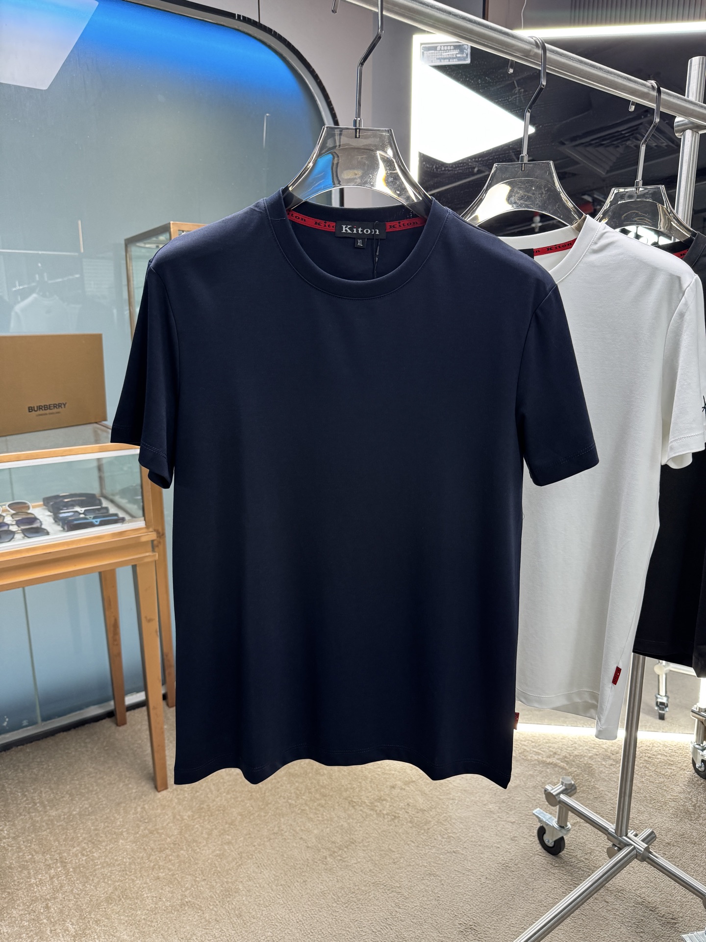 NO:459661,Chiton, old money and upstarts recommend classic every year, a good match for business and casual business. Logo letter printed round neck long-sleeved T-shirt Logo printed design, the upper body is refreshing and clean and textured. Combined tailoring The fabric is made of mercerized cotton. The surface has a warm luster. The upper body is comfortable. Skin-friendly. Breathable. It has a very good crisp shape. Hardware accessories. Full-quality order. Color. Black. White. Blue. Number of codes. M-3XL.,tees. T-shirt. Alexander wang.19860909奇顿 老钱新贵们推荐 年年经典 商务休闲都能很好搭配的一款 标志字母印花款圆领长袖T恤衫 标志印花设计,上身清爽干净而显质感 合体的剪裁 面料采用丝光棉的材质 表面有着温润的光泽感 上身 舒适 亲肤 透气 又有很好的挺括型 五金辅料 全品相订单 颜色 黑色 白色 蓝色 码数M-3XL,,tees，t-shirt,alexander wang,Men's clothing