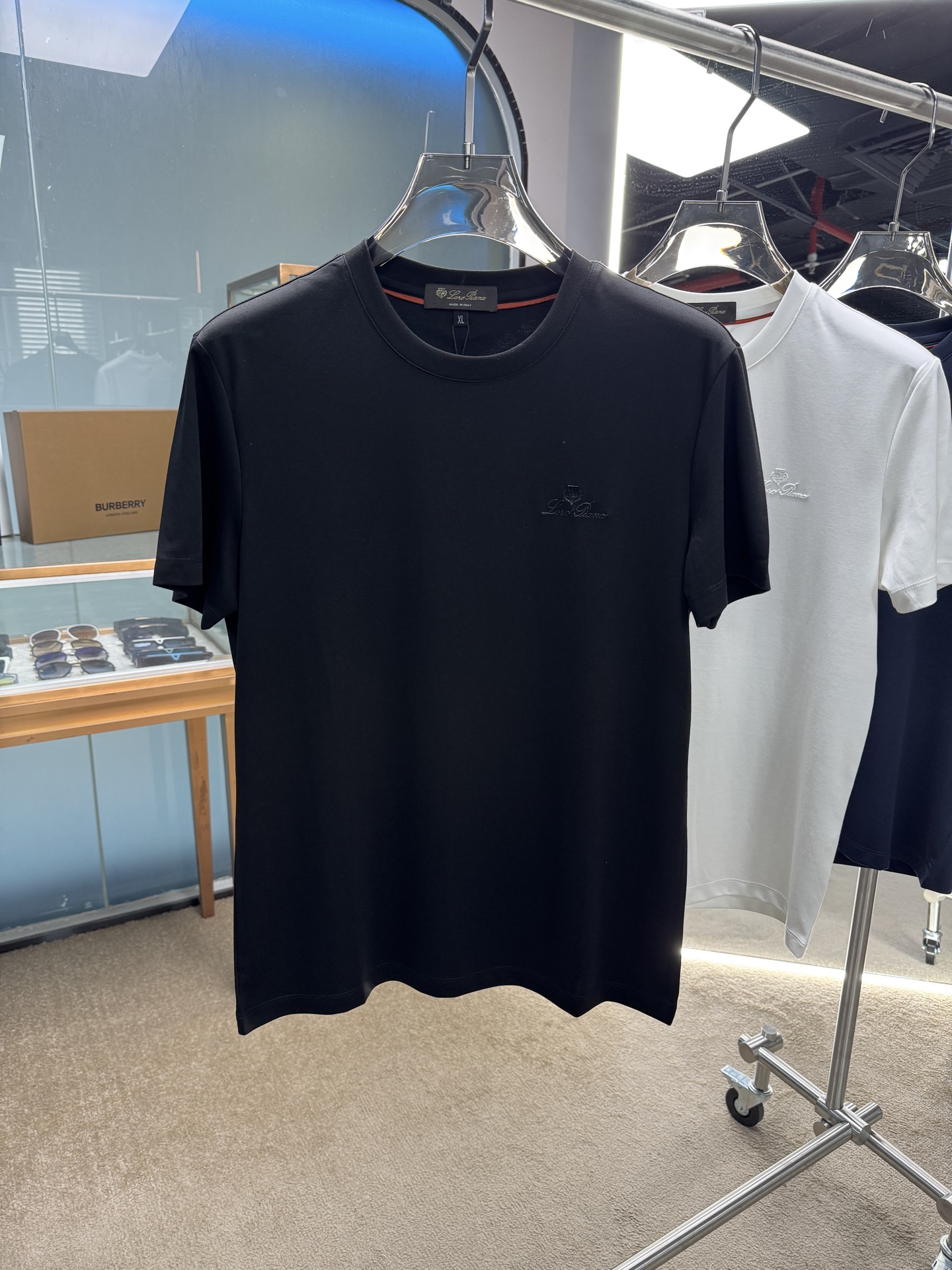 NO:459682,LP Recommended by old and upstarts. Classic every year. A very good match for business and casual. Logo letter printed round neck long-sleeved T-shirt. Logo printed design. The upper body is refreshing and clean and textured. Combined tailoring. The fabric is made of mercerized cotton. The surface has a warm luster. The upper body is comfortable. Skin-friendly. Breathable. It has a very good crisp shape. Hardware accessories. Full-quality order. Color. Black. White. Blue. Number of codes. M-3XL.,loro piano,tees. T-shirt. Alexander wang.19860909LP 老钱新贵们推荐 年年经典 商务休闲都能很好搭配的一款 标志字母印花款圆领长袖T恤衫 标志印花设计,上身清爽干净而显质感 合体的剪裁 面料采用丝光棉的材质 表面有着温润的光泽感 上身 舒适 亲肤 透气 又有很好的挺括型 五金辅料 全品相订单 颜色 黑色 白色 蓝色 码数M-3XL,,loro piana,tees，t-shirt,alexander wang,Men's clothing