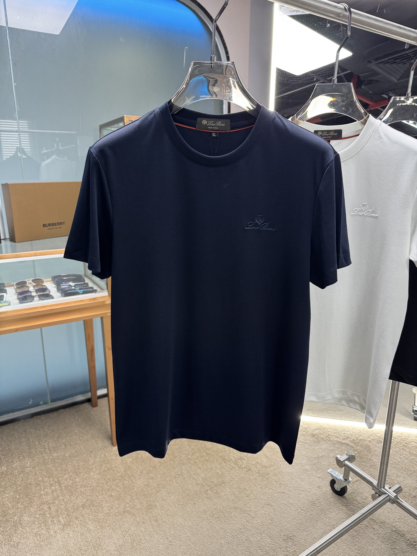 NO:459687,LP Recommended by old and upstarts. Classic every year. A very good match for business and casual. Logo letter printed round neck long-sleeved T-shirt. Logo printed design. The upper body is refreshing and clean and textured. Combined tailoring. The fabric is made of mercerized cotton. The surface has a warm luster. The upper body is comfortable. Skin-friendly. Breathable. It has a very good crisp shape. Hardware accessories. Full-quality order. Color. Black. White. Blue. Number of codes. M-3XL.,loro piano,tees. T-shirt. Alexander wang.19860909LP 老钱新贵们推荐 年年经典 商务休闲都能很好搭配的一款 标志字母印花款圆领长袖T恤衫 标志印花设计,上身清爽干净而显质感 合体的剪裁 面料采用丝光棉的材质 表面有着温润的光泽感 上身 舒适 亲肤 透气 又有很好的挺括型 五金辅料 全品相订单 颜色 黑色 白色 蓝色 码数M-3XL,,loro piana,tees，t-shirt,alexander wang,Men's clothing