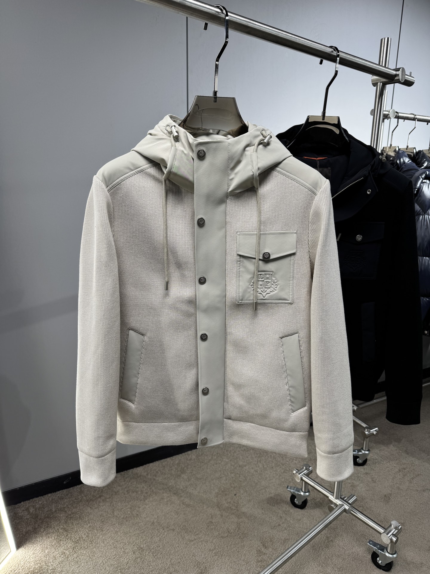 NO:572278,25 autumn and winter LP knitted spliced ​​down jacket is made of customized knitted fabrics. It not only feels excellent but also has a three-dimensional shape on the upper body. It perfectly blends the calmness of business and the ease of leisure. It is suitable for various occasions. Size 48-56, loro piana, jackets & coats, down jacket, alexander wang1986090925秋冬LP针织拼接羽绒外套 选用定制针织面料 不仅手感极佳而且上身立体有型 完美融合商务的沉稳与休闲的自在 适配各种场合 码数48-56,,loro piana,jackets & coats,down jacket,alexander wang,Men's clothing