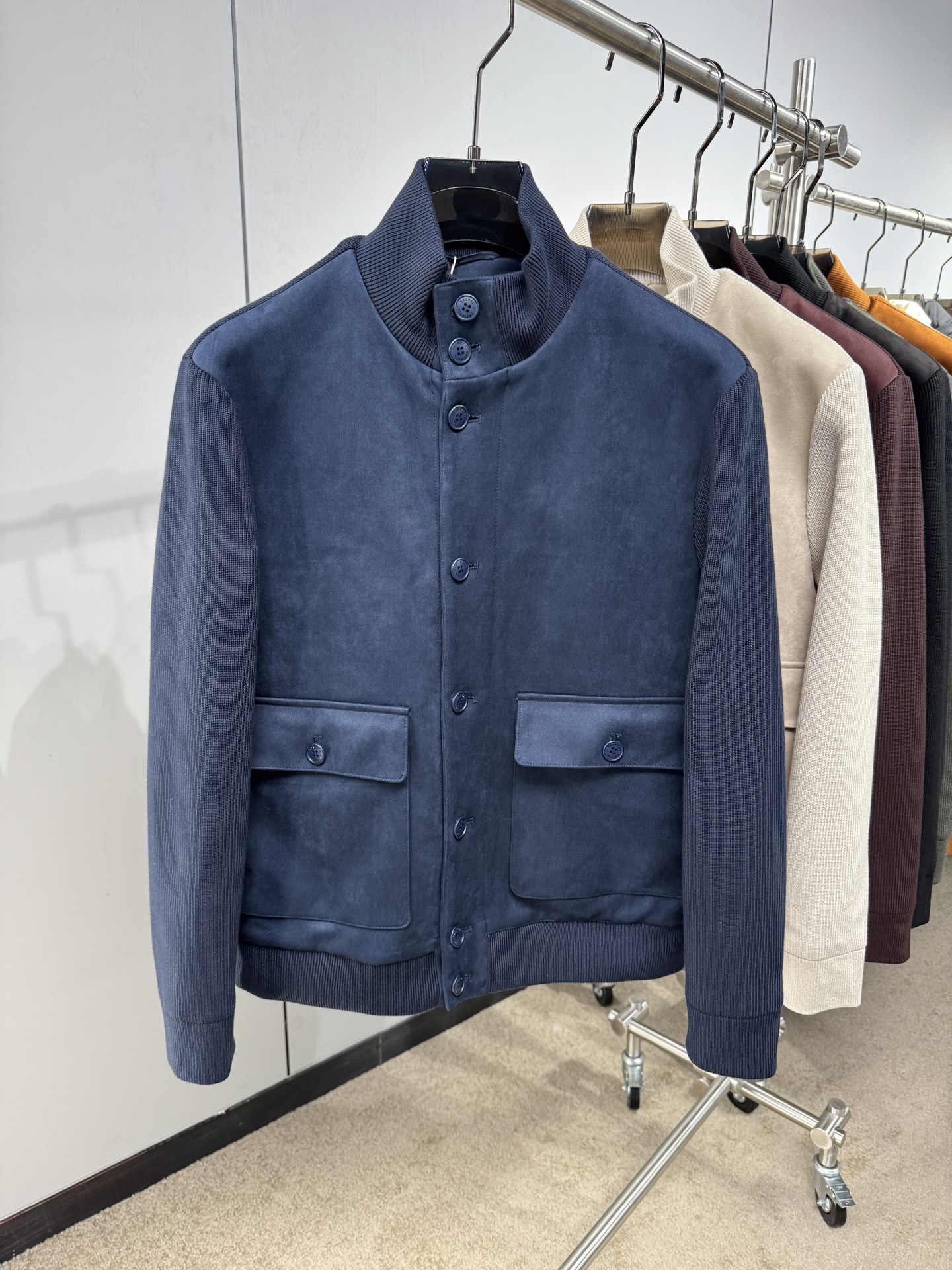 NO:572284,25 autumn and winter BC knitted spliced ​​down jacket is made of customized knitted fabrics, filled with down inside, and suede fabric is spliced ​​on the front. It not only has an excellent feel but also is three-dimensional and stylish. It perfectly blends the calmness of business and the ease of leisure. It is suitable for various occasions. The official website is synchronized. The same style as celebrities. Sizes 48-56,,jackets & coats,down jacket,alexander wang1986090925秋冬BC针织拼接羽绒外套 选用定制针织面料 内里填充羽绒 正身前拼接反绒皮面料 不仅手感极佳而且立体有型 完美融合商务的沉稳与休闲的自在 适配各种场合 官网同步 明星同款 码数48-56,,jackets & coats,down jacket,alexander wang,Men's clothing