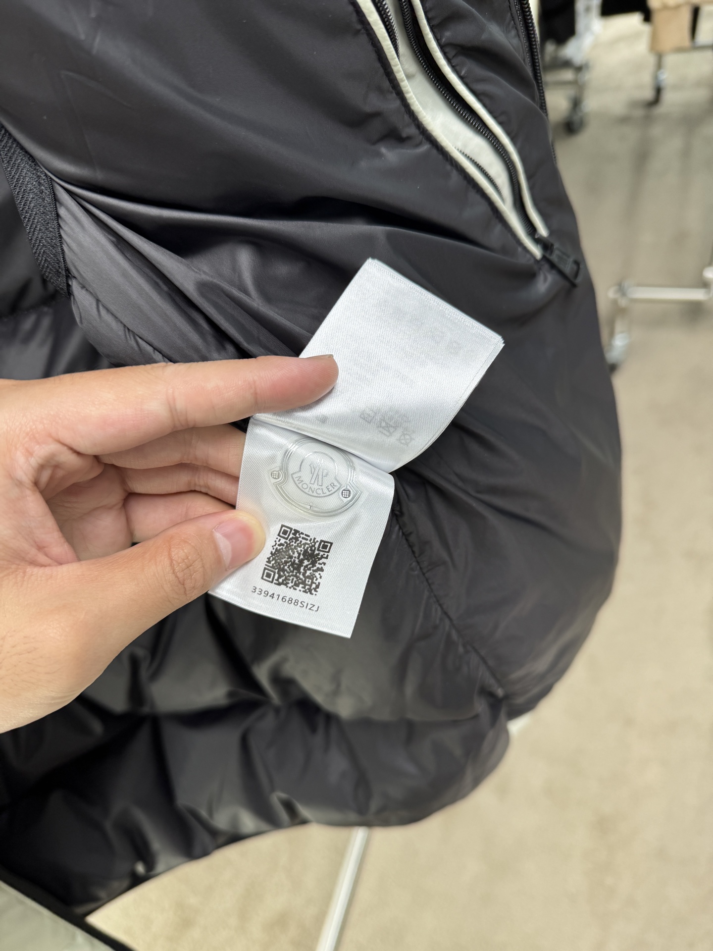 25秋冬上新蒙口羽绒马甲（帽子可拆卸）进口面料 定制五金 简约时尚 适配商务、休闲等多种场合 专柜同步 