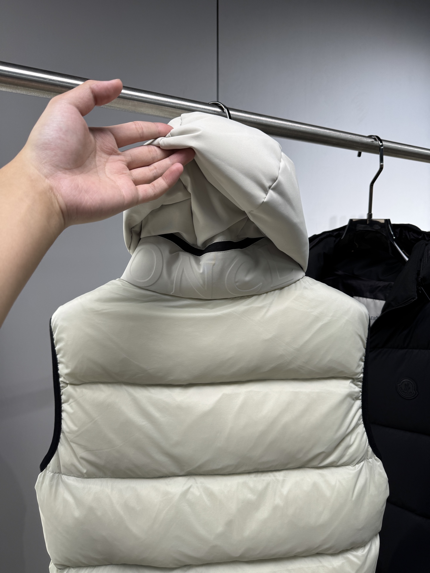 25秋冬上新蒙口羽绒马甲（帽子可拆卸）进口面料 定制五金 简约时尚 适配商务、休闲等多种场合 专柜同步 