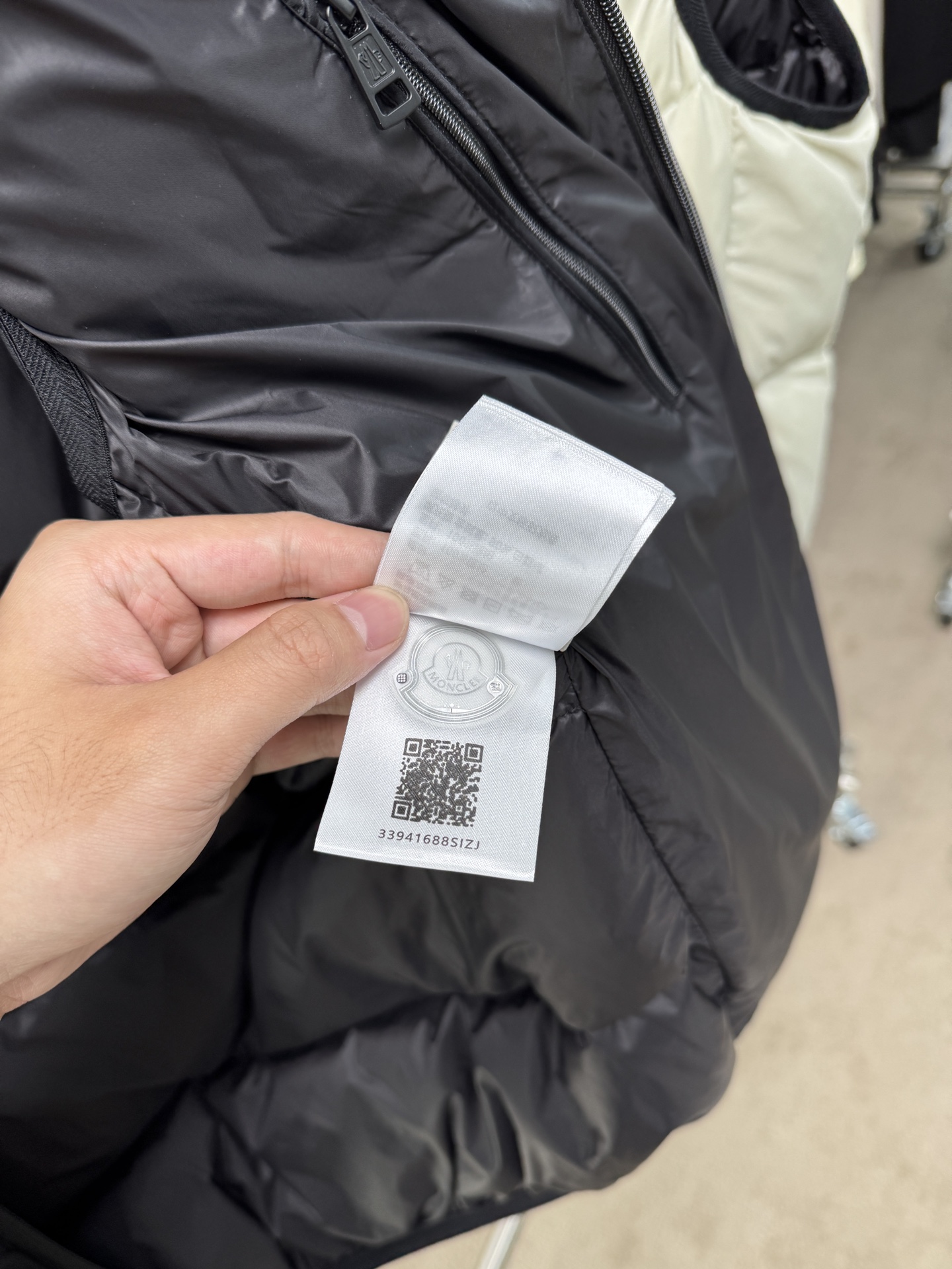 25秋冬上新蒙口羽绒马甲（帽子可拆卸）进口面料 定制五金 简约时尚 适配商务、休闲等多种场合 专柜同步 