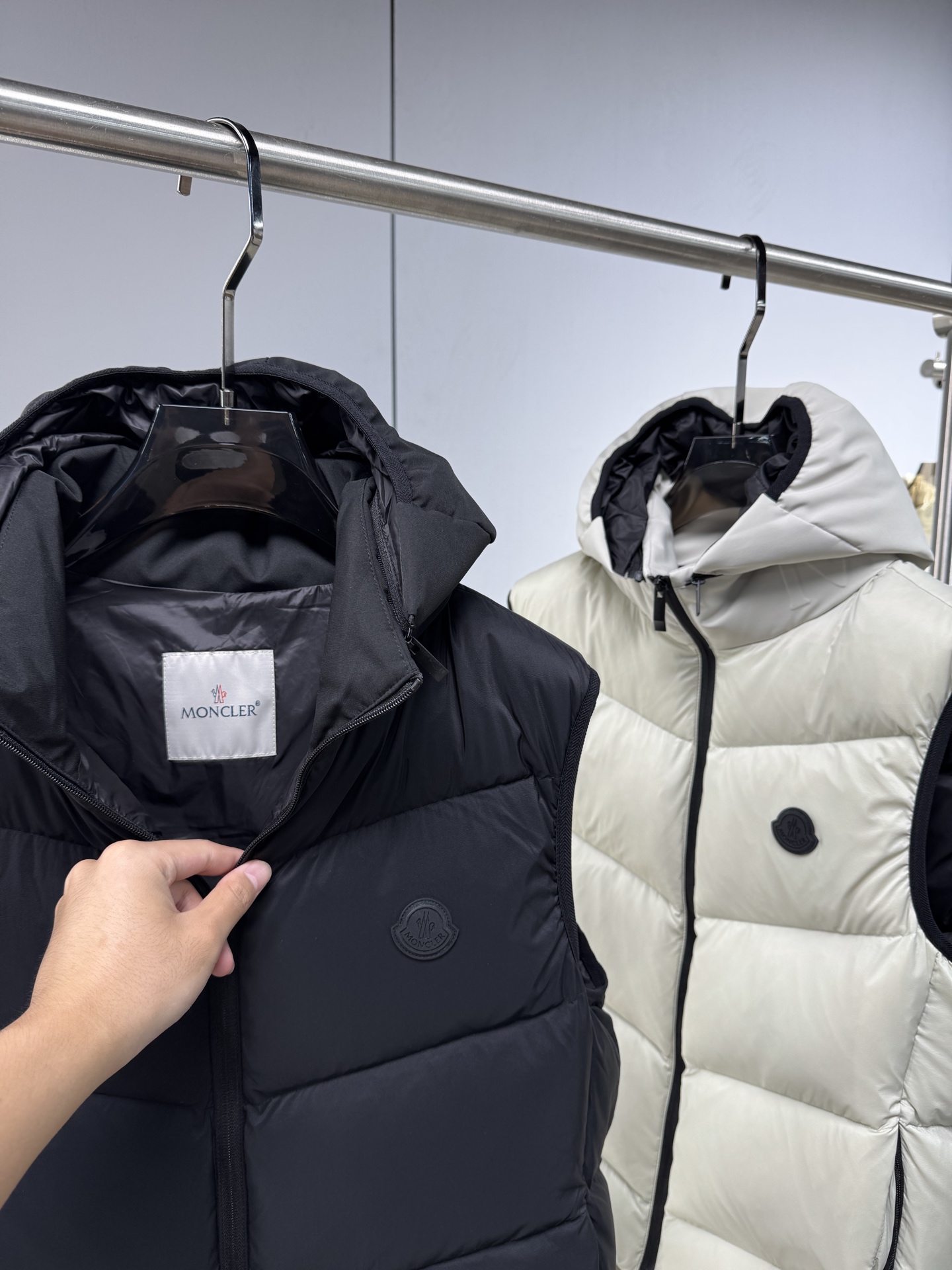 25秋冬上新蒙口羽绒马甲（帽子可拆卸）进口面料 定制五金 简约时尚 适配商务、休闲等多种场合 专柜同步 