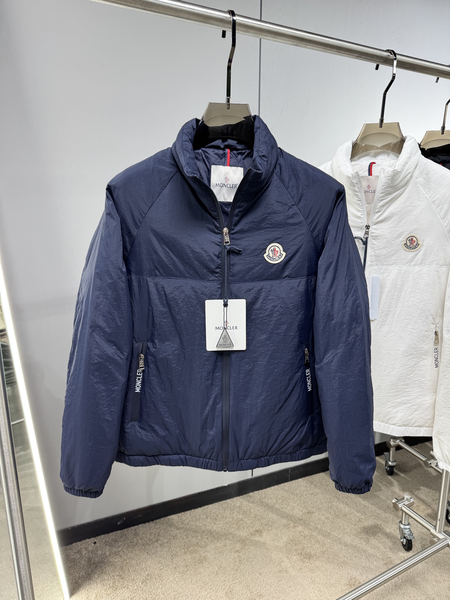 25秋冬上新 蒙口轻薄羽绒夹克 进口面料 定制五金 简约时尚 适配商务、休闲等多种场合 明星同款 专柜同