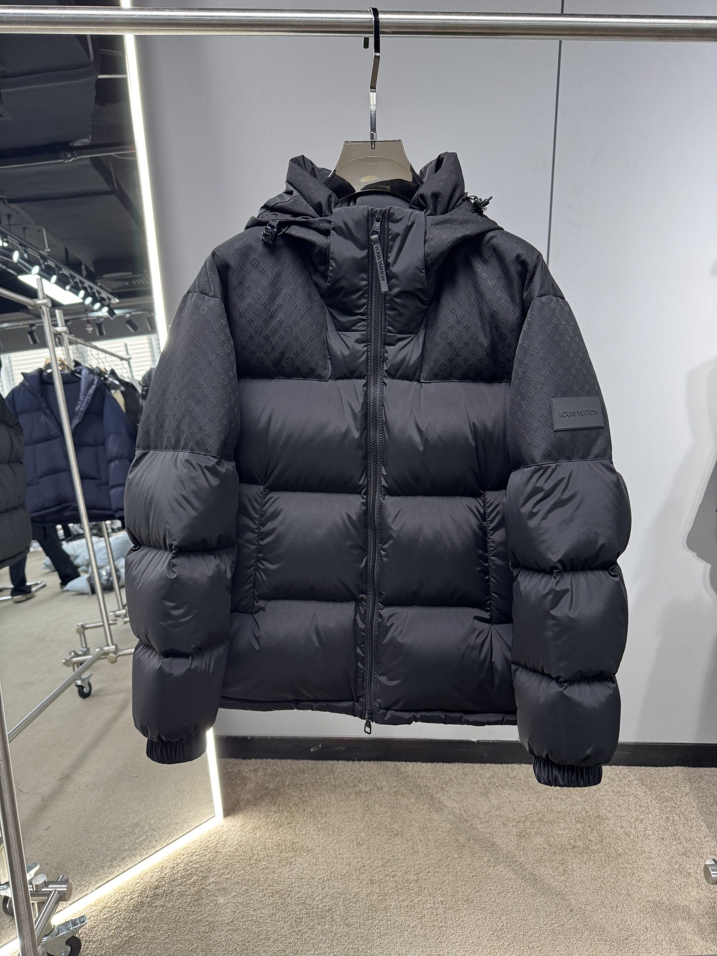 25秋冬上新 Lv暗夜羽绒服 选用进口面料 充绒量实足 定制五金 原版复刻经典百搭 明星同款 专柜同步码