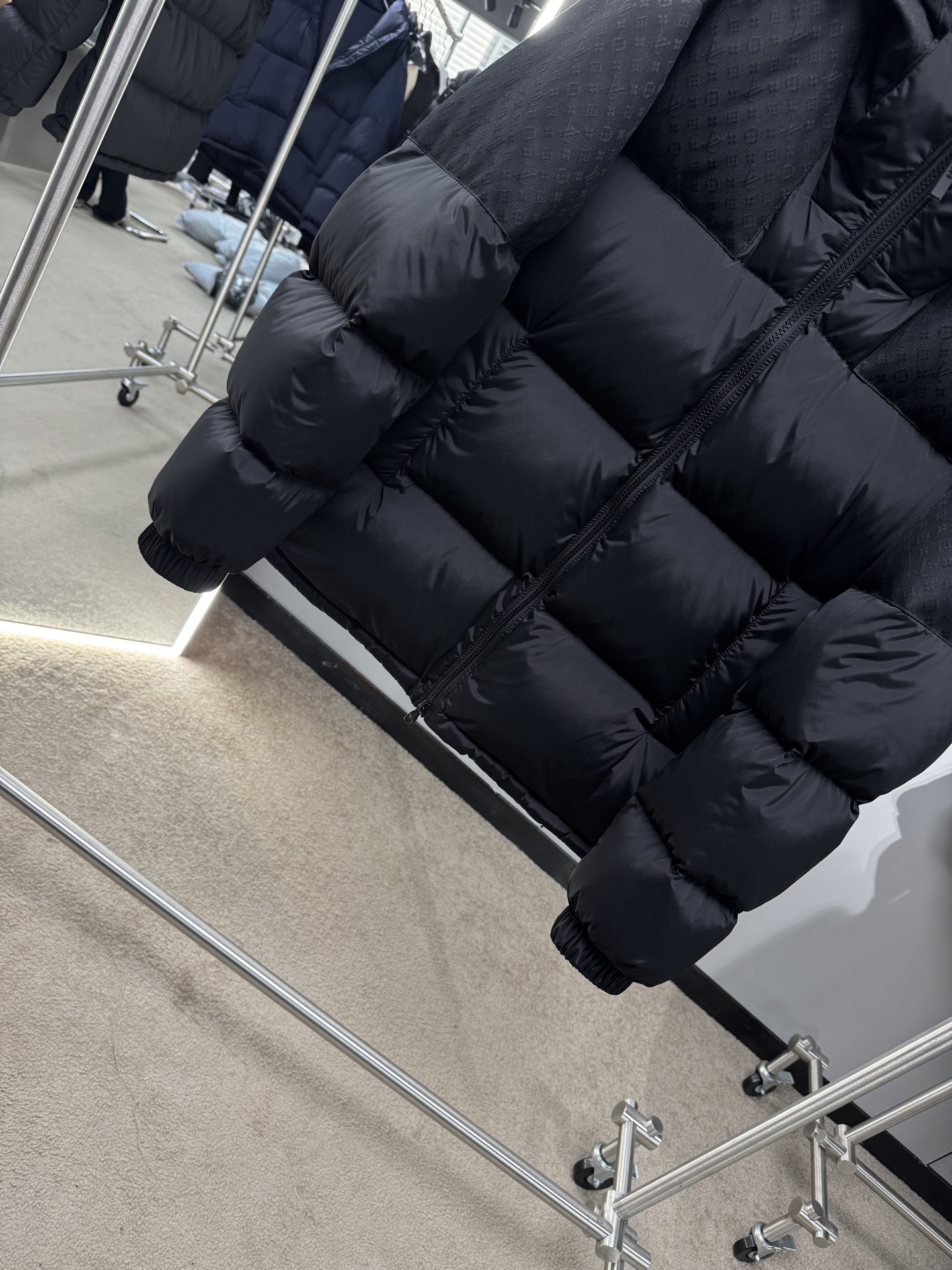 25秋冬上新 Lv暗夜羽绒服 选用进口面料 充绒量实足 定制五金 原版复刻经典百搭 明星同款 专柜同步码