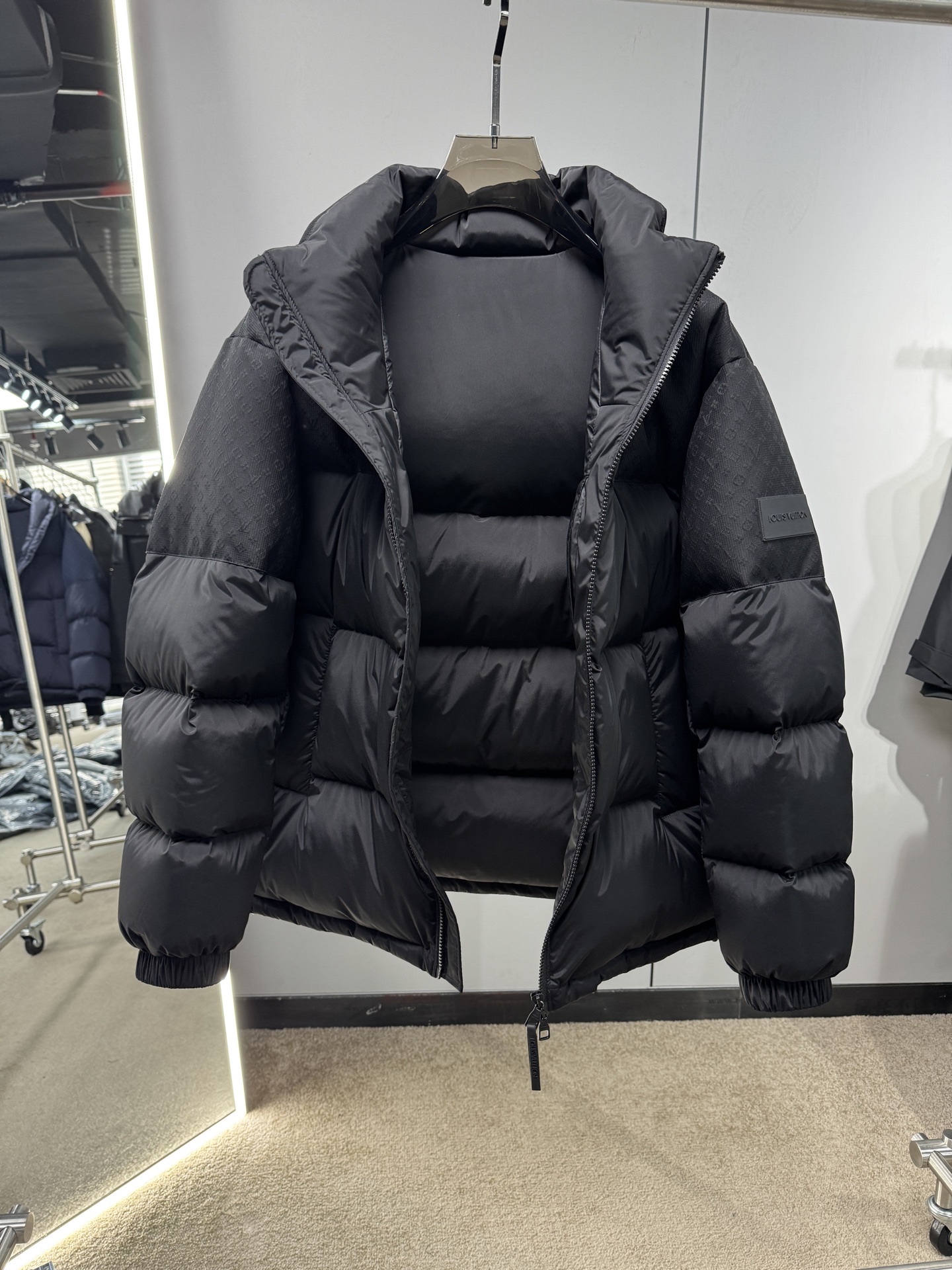 25秋冬上新 Lv暗夜羽绒服 选用进口面料 充绒量实足 定制五金 原版复刻经典百搭 明星同款 专柜同步码