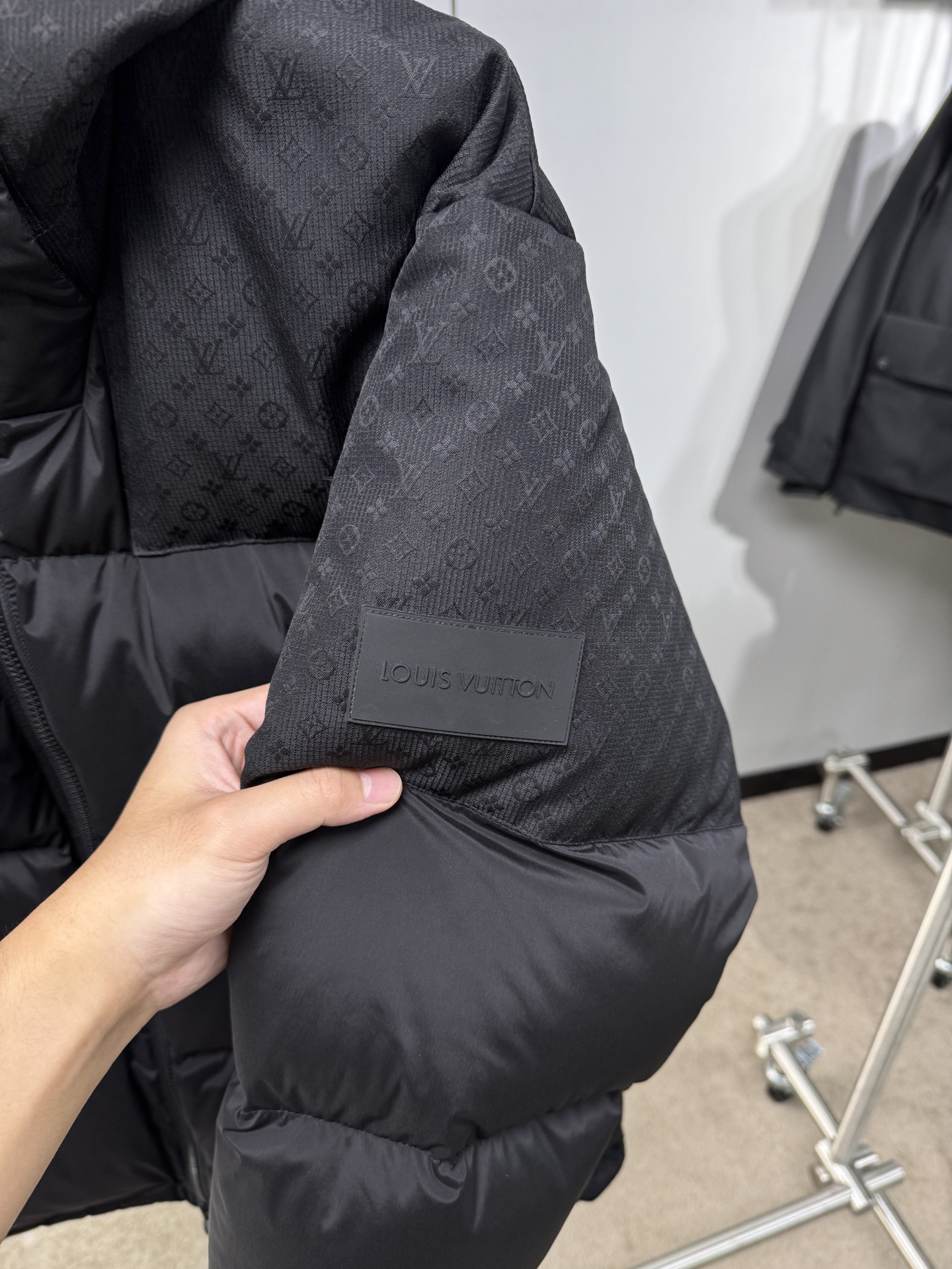 25秋冬上新 Lv暗夜羽绒服 选用进口面料 充绒量实足 定制五金 原版复刻经典百搭 明星同款 专柜同步码