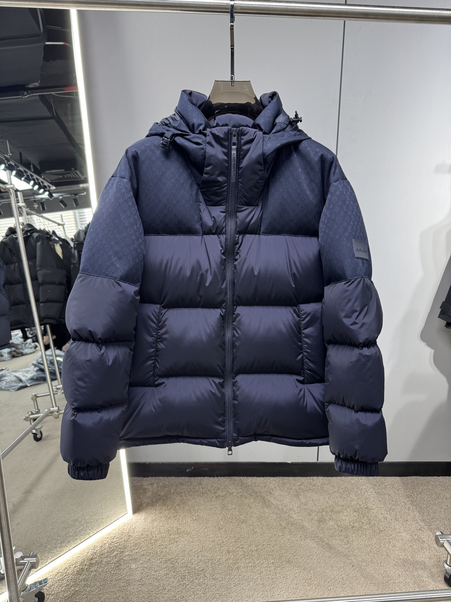 25秋冬上新 Lv暗夜羽绒服 选用进口面料 充绒量实足 定制五金 原版复刻经典百搭 明星同款 专柜同步码