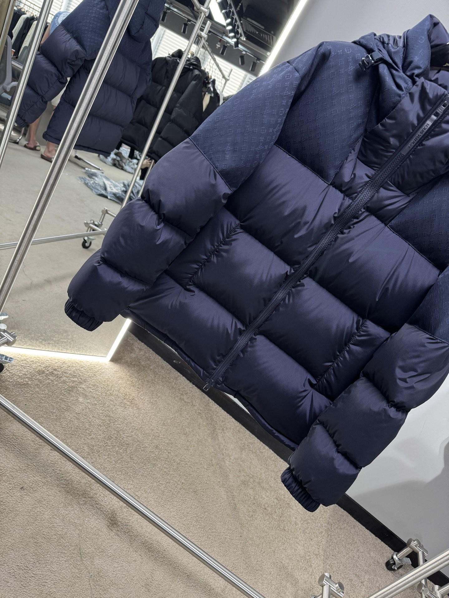 25秋冬上新 Lv暗夜羽绒服 选用进口面料 充绒量实足 定制五金 原版复刻经典百搭 明星同款 专柜同步码