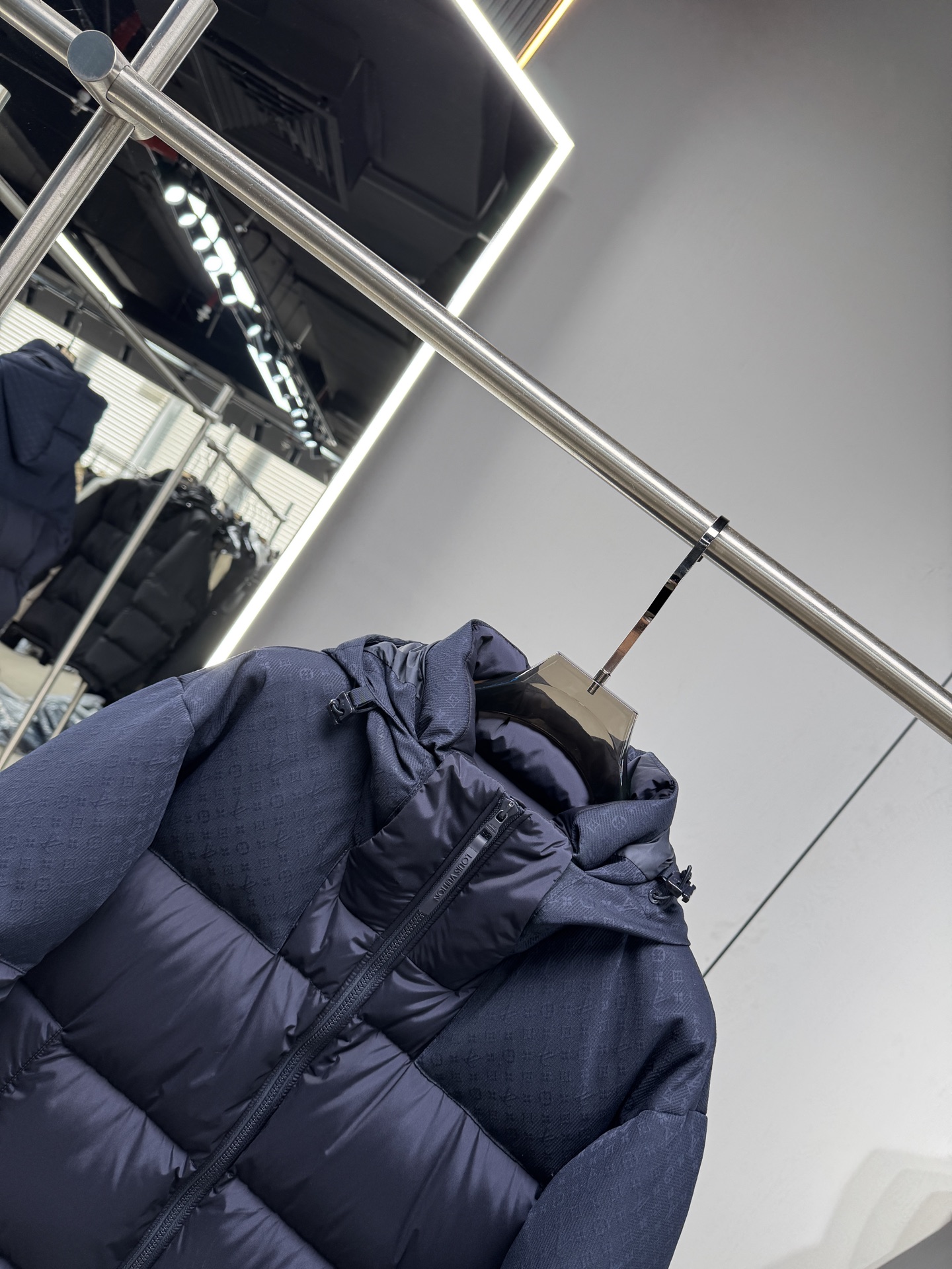 25秋冬上新 Lv暗夜羽绒服 选用进口面料 充绒量实足 定制五金 原版复刻经典百搭 明星同款 专柜同步码