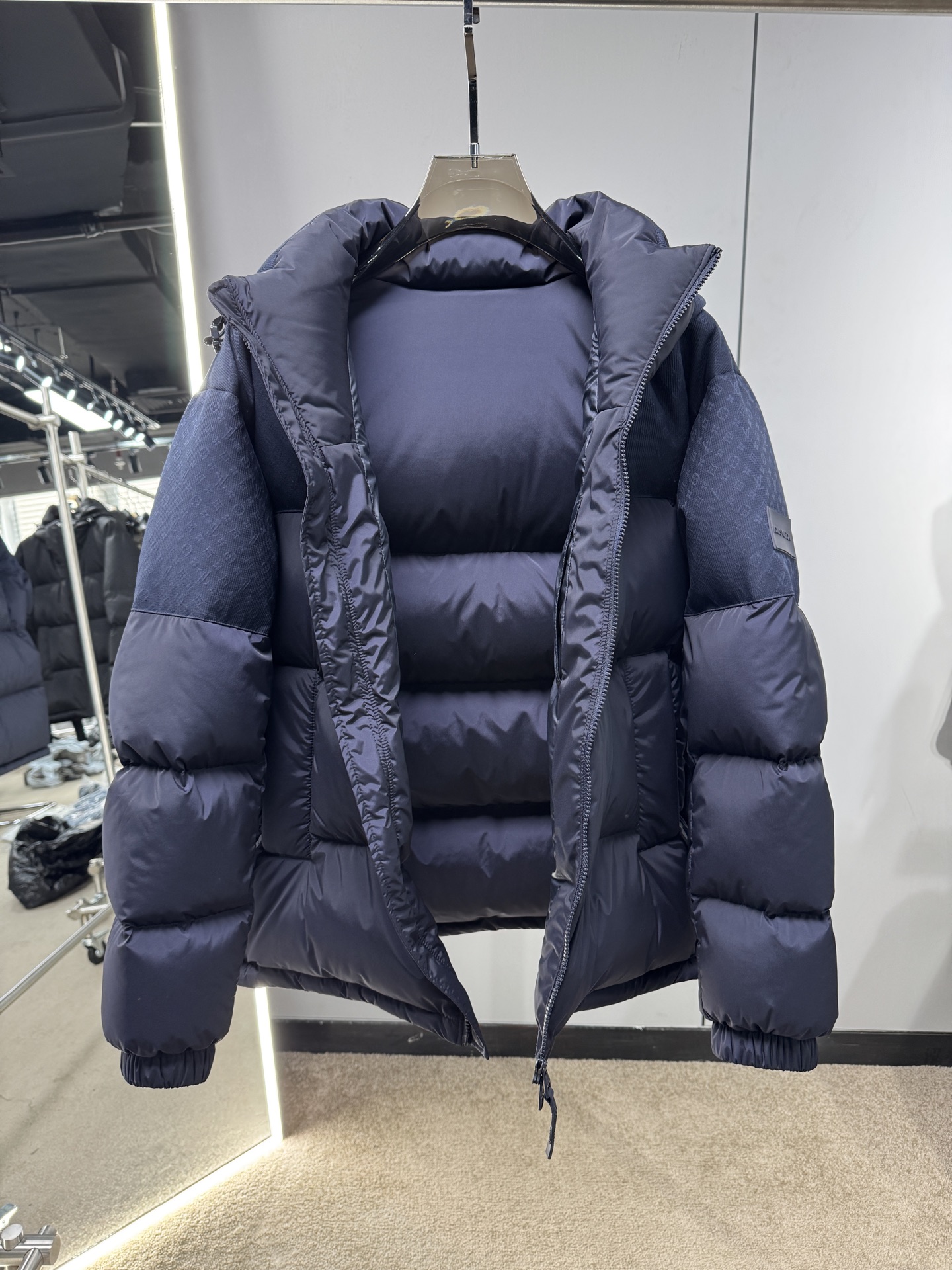 25秋冬上新 Lv暗夜羽绒服 选用进口面料 充绒量实足 定制五金 原版复刻经典百搭 明星同款 专柜同步码