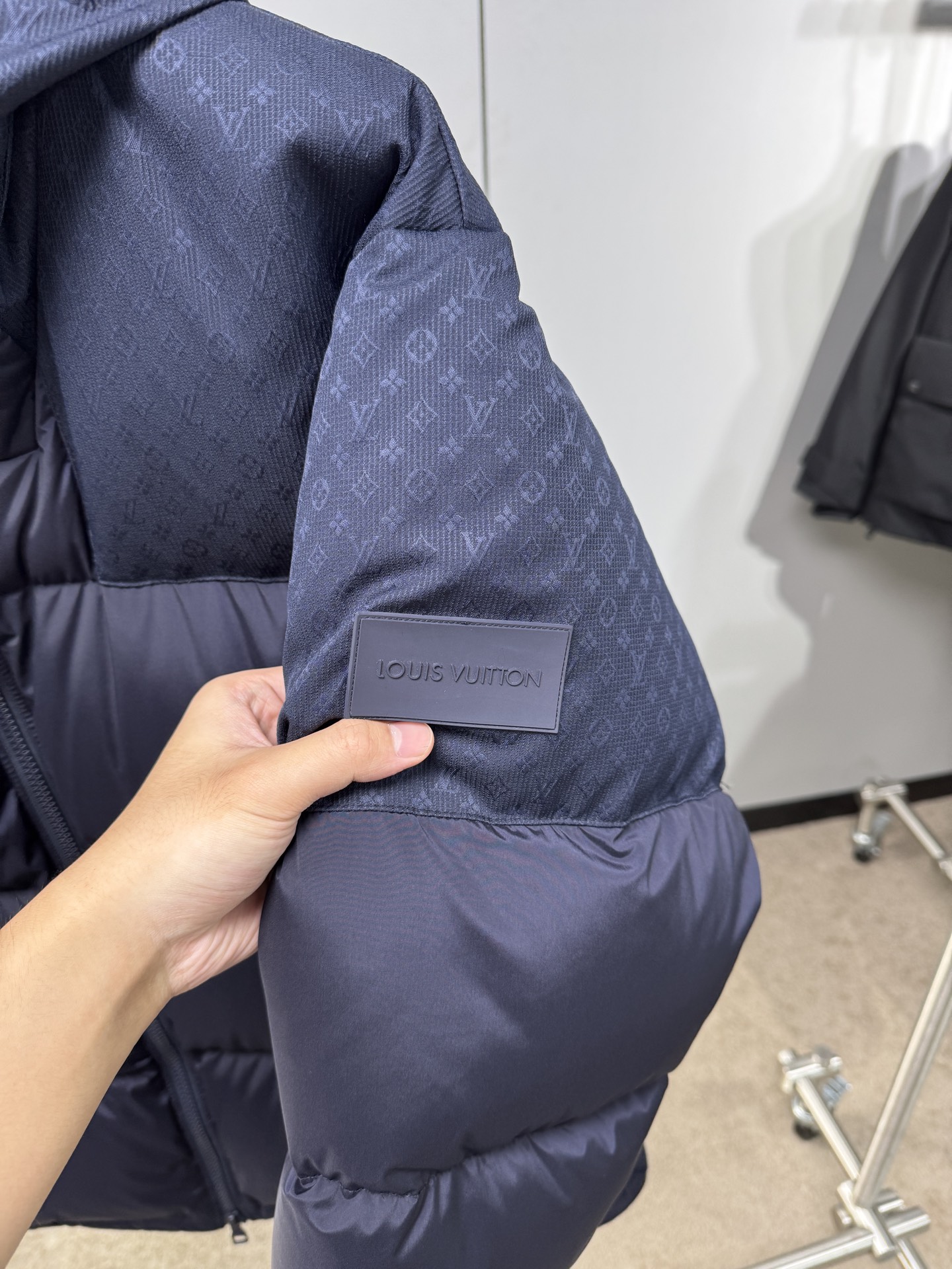25秋冬上新 Lv暗夜羽绒服 选用进口面料 充绒量实足 定制五金 原版复刻经典百搭 明星同款 专柜同步码