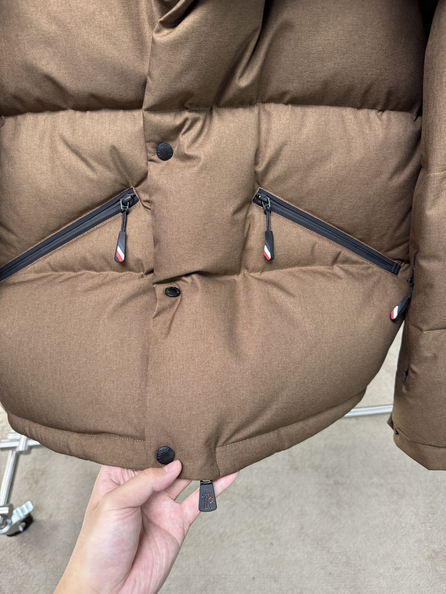 25秋冬上新 蒙口爆款羽绒服 选用进口面料 充绒量实足 定制五金 原版复刻经典百搭 明星同款 专柜同步码