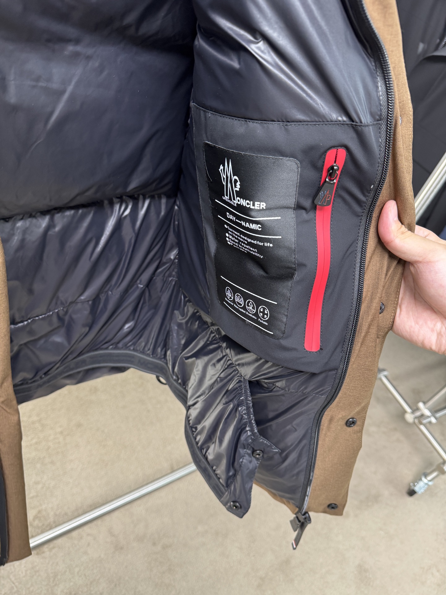 25秋冬上新 蒙口爆款羽绒服 选用进口面料 充绒量实足 定制五金 原版复刻经典百搭 明星同款 专柜同步码