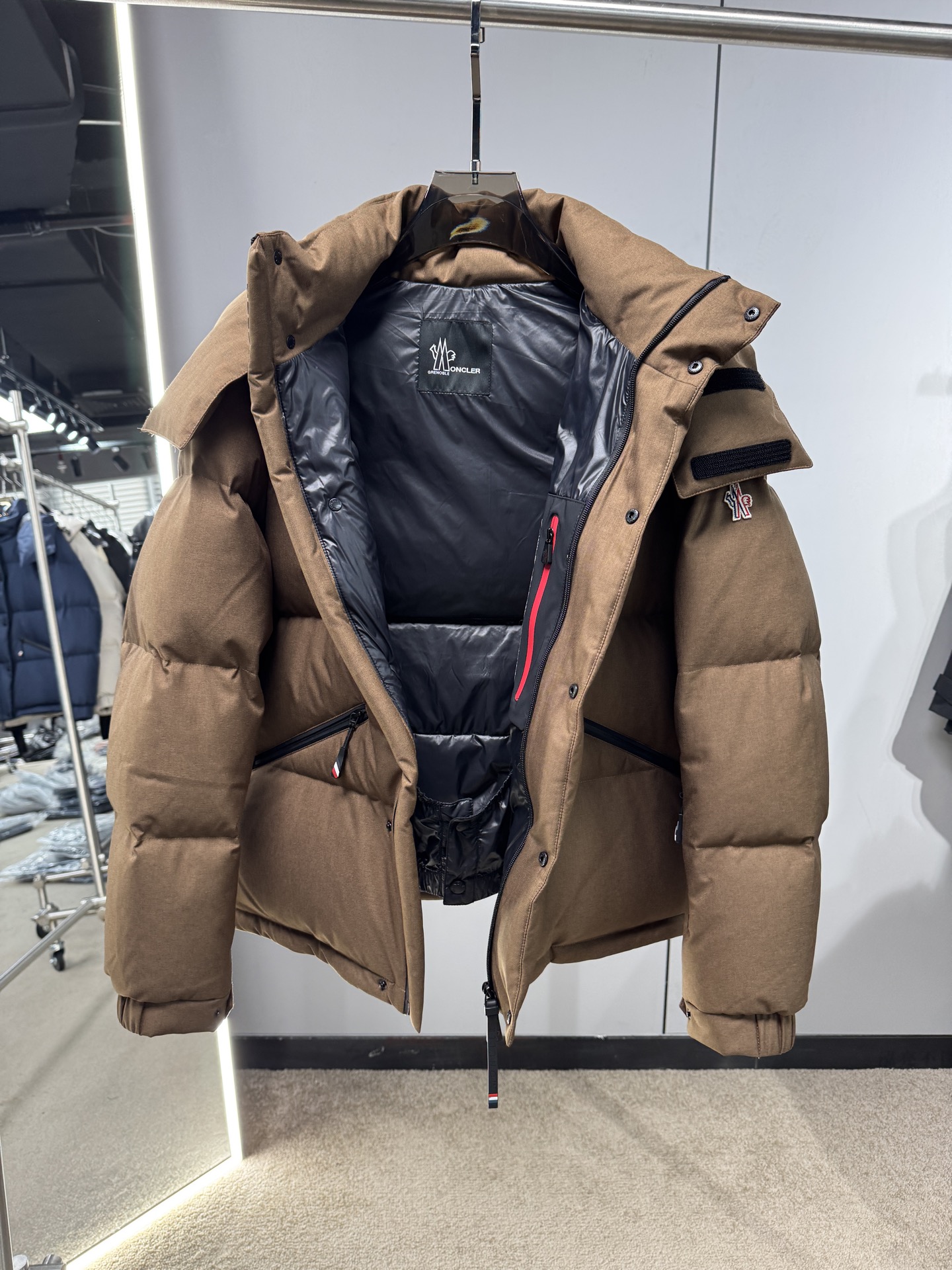 25秋冬上新 蒙口爆款羽绒服 选用进口面料 充绒量实足 定制五金 原版复刻经典百搭 明星同款 专柜同步码