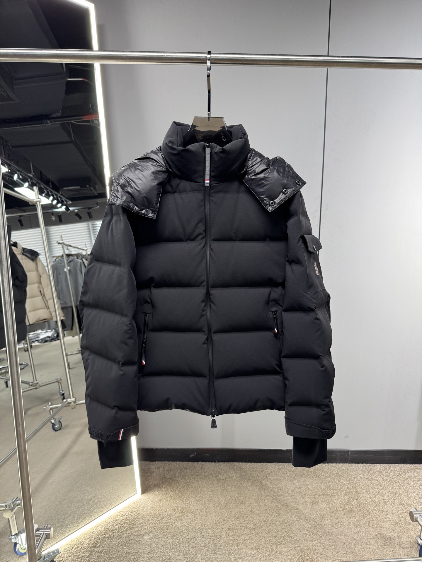 NO:569873,Newly released in autumn and winter of 25, the muffled down jacket is made of imported fabrics, fully filled with down, customized hardware, simple and fashionable, suitable for business, leisure and other occasions. The code number is 48-56, Moncler, down jacket, alexander wang.1986090925秋冬上新 蒙口羽绒服 选用进口面料 充绒量十足 定制五金 简约时尚 适配商务、休闲等多种场合 专柜同步 码数48-56,,Moncler,down jacket,alexander wang,Men's clothing